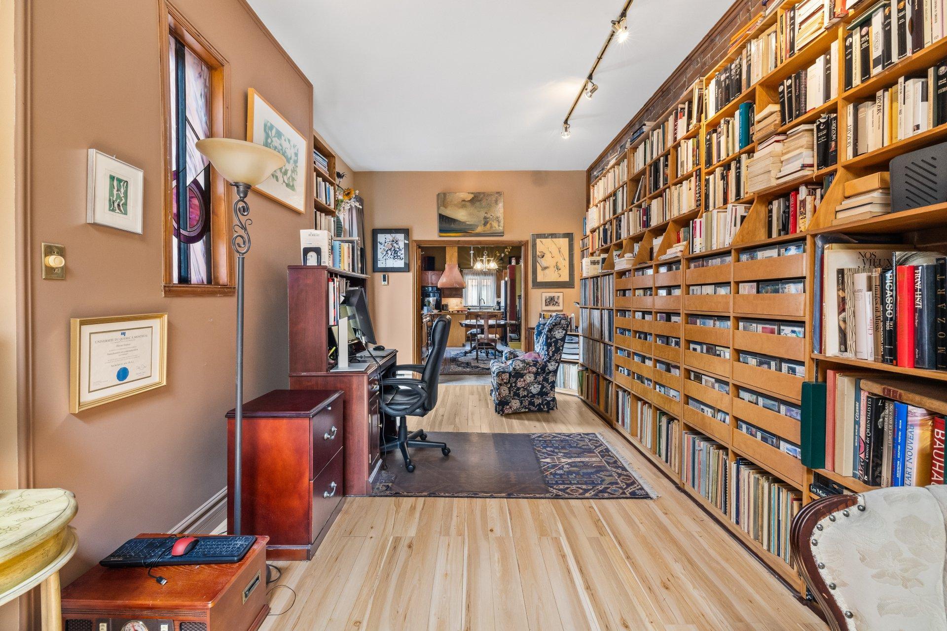 









2301


Rue du Souvenir

,
Montréal (Ville-Marie),




QC
H3H1S3

