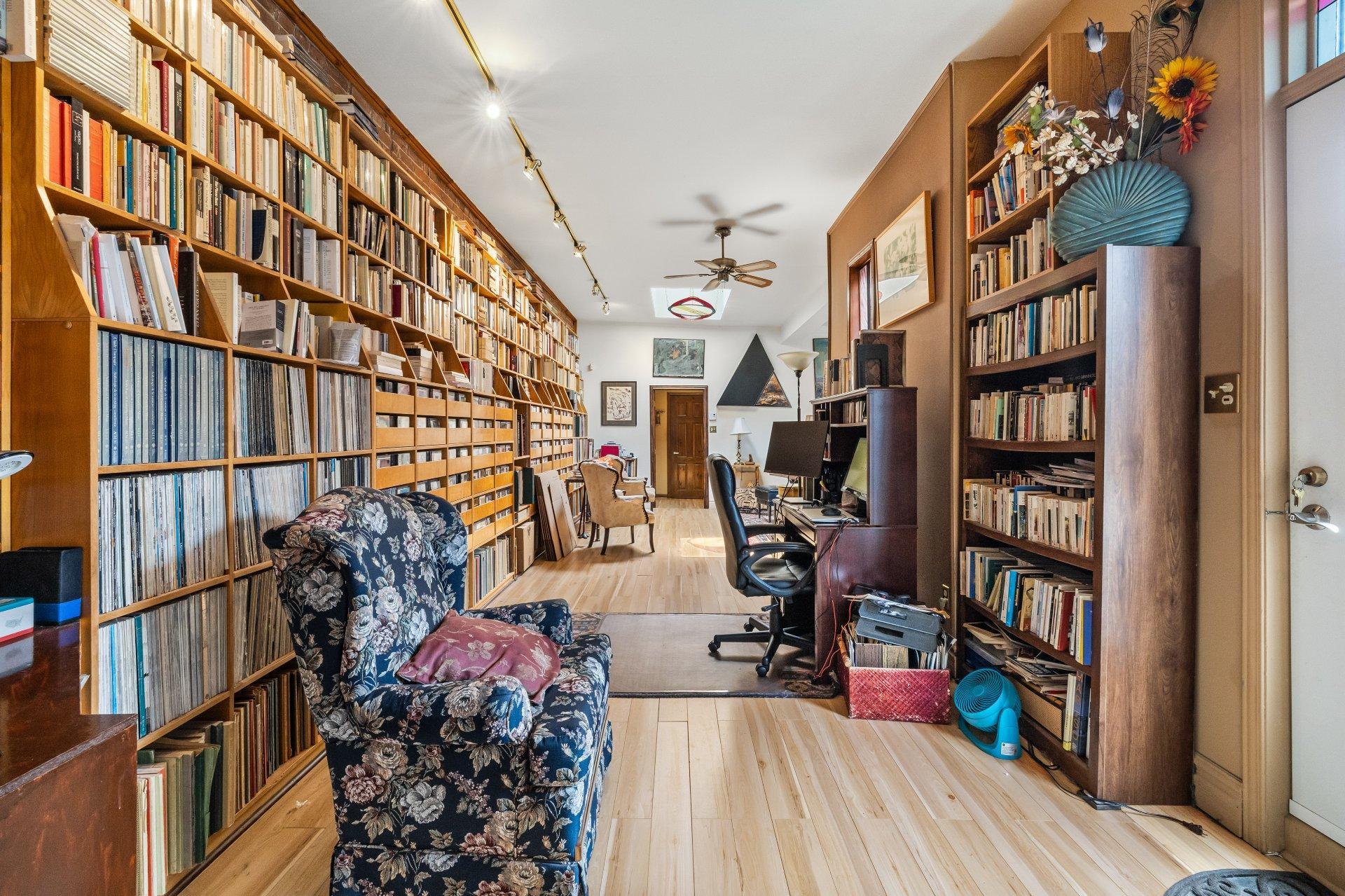 









2301


Rue du Souvenir

,
Montréal (Ville-Marie),




QC
H3H1S3

