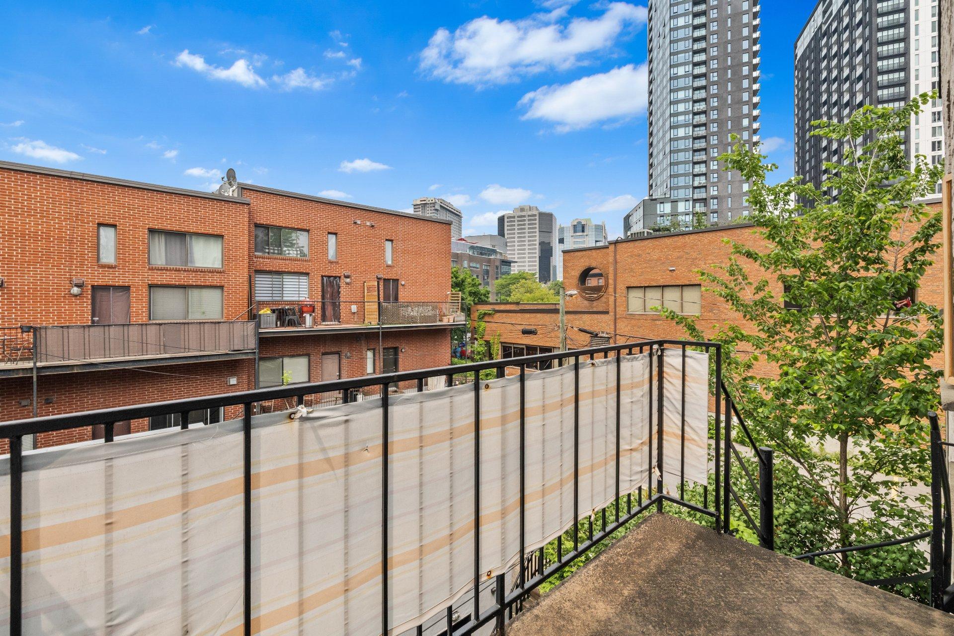 









2301


Rue du Souvenir

,
Montréal (Ville-Marie),




QC
H3H1S3

