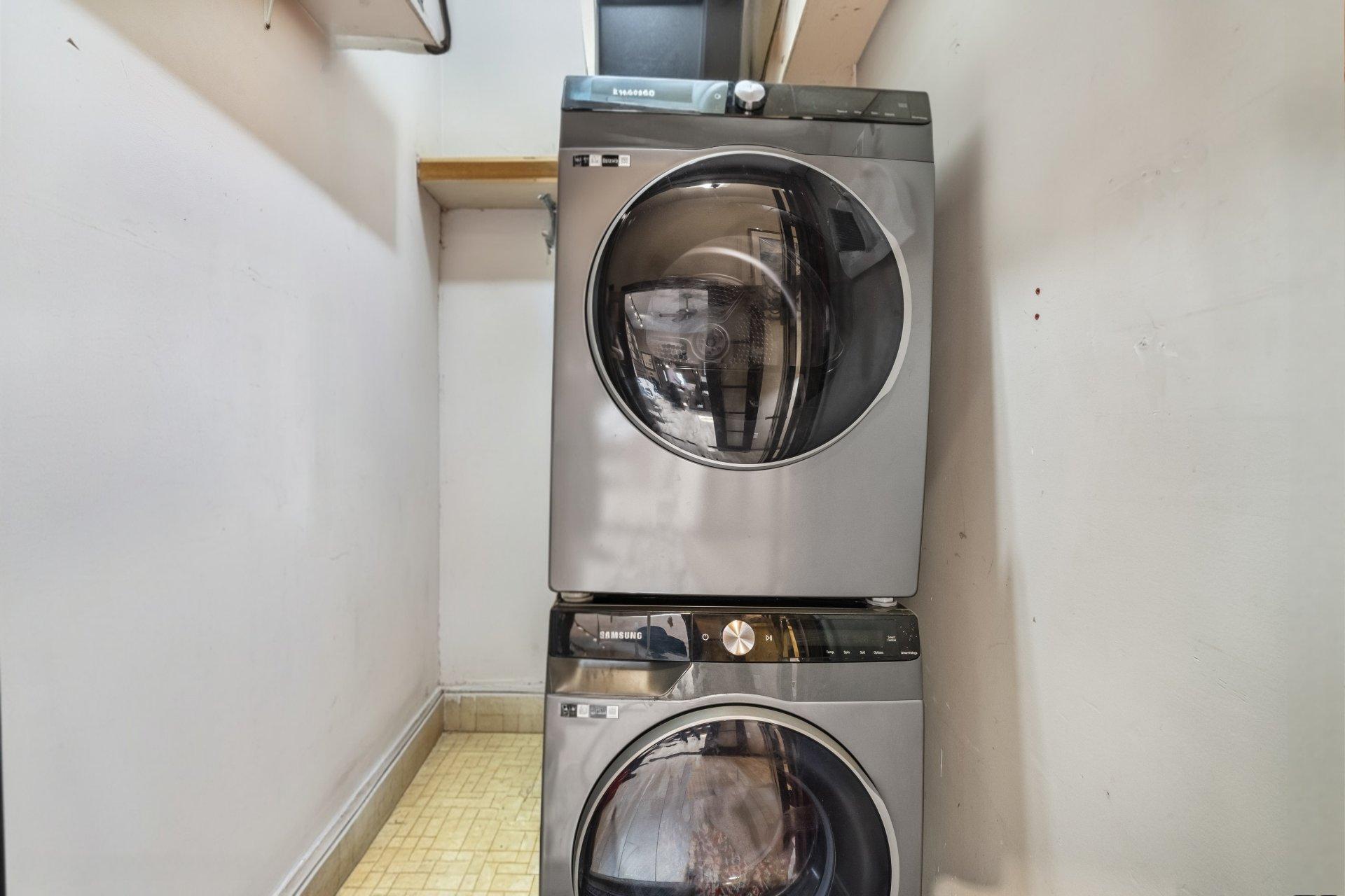 









2301


Rue du Souvenir

,
Montréal (Ville-Marie),




QC
H3H1S3

