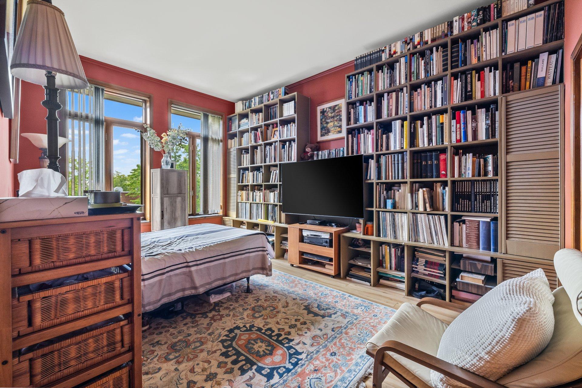 









2301


Rue du Souvenir

,
Montréal (Ville-Marie),




QC
H3H1S3


