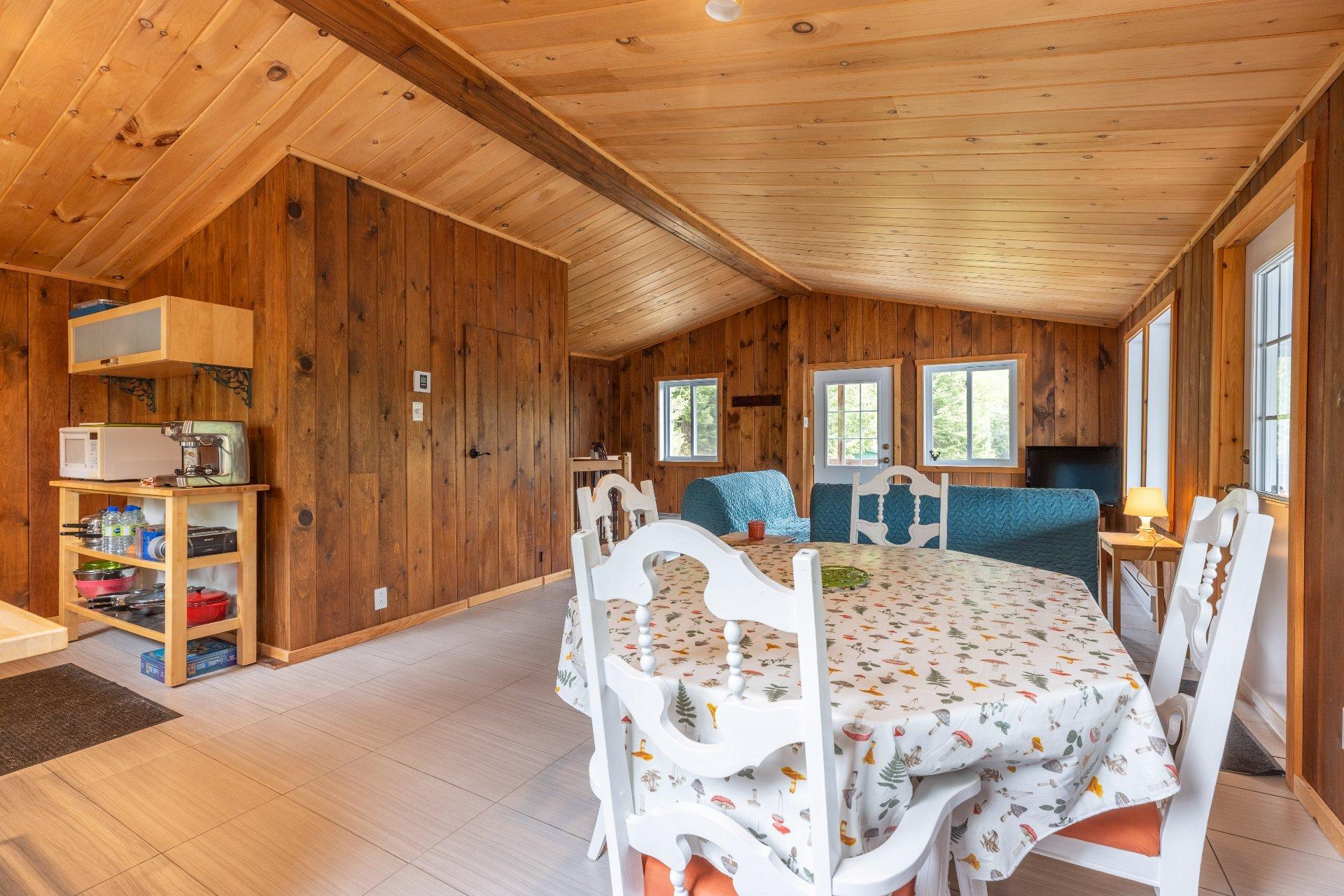 









700


Ch. du Lac-Comeau

,
Saint-Zénon,




QC
J0K3N0

