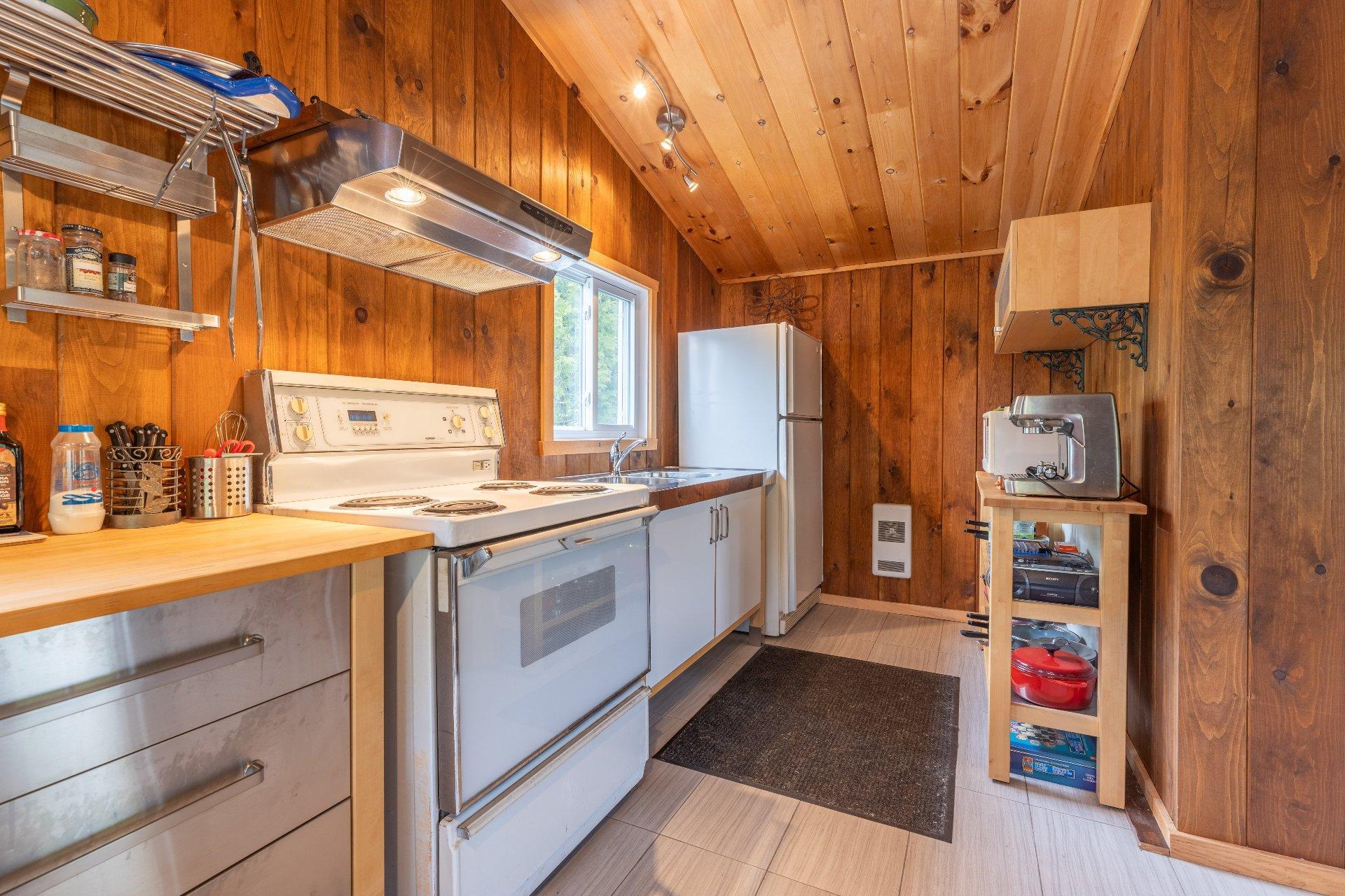 









700


Ch. du Lac-Comeau

,
Saint-Zénon,




QC
J0K3N0

