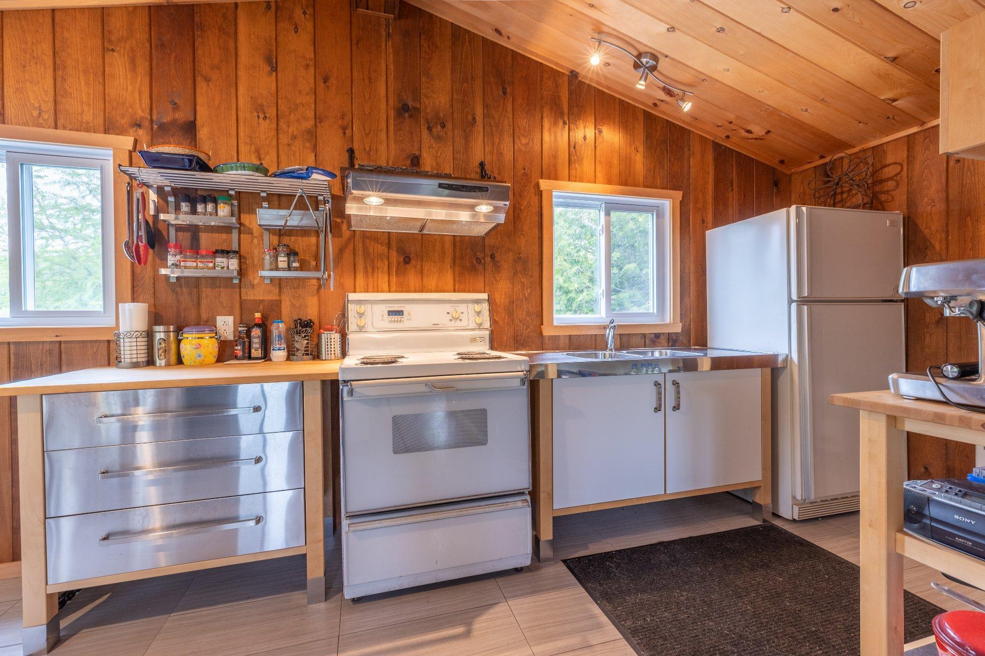 









700


Ch. du Lac-Comeau

,
Saint-Zénon,




QC
J0K3N0

