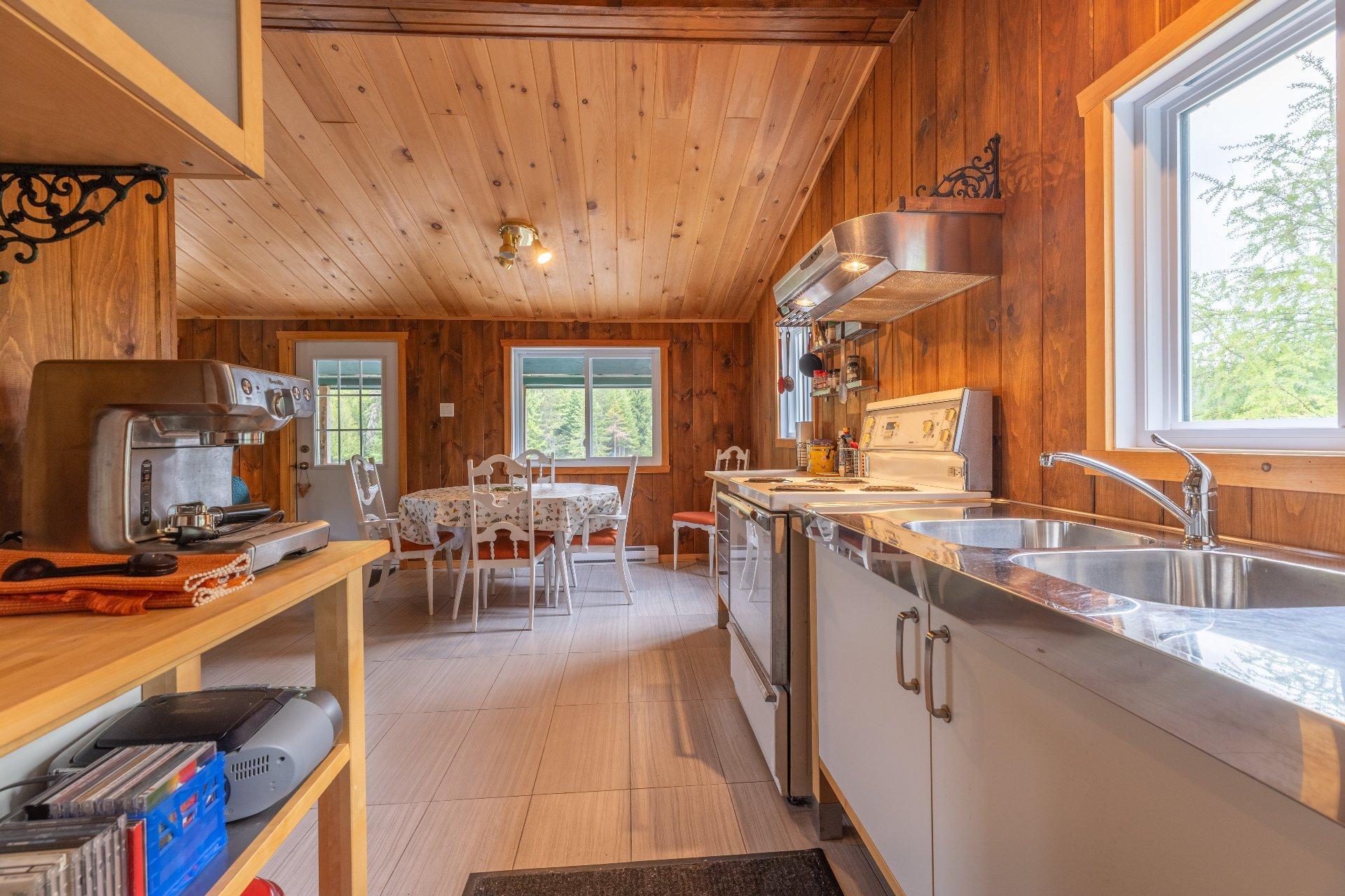 









700


Ch. du Lac-Comeau

,
Saint-Zénon,




QC
J0K3N0

