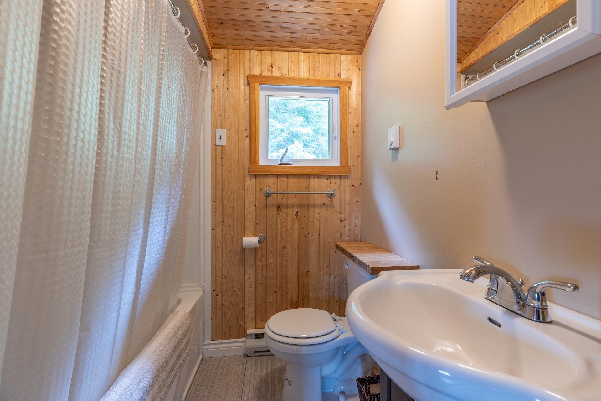 









700


Ch. du Lac-Comeau

,
Saint-Zénon,




QC
J0K3N0

