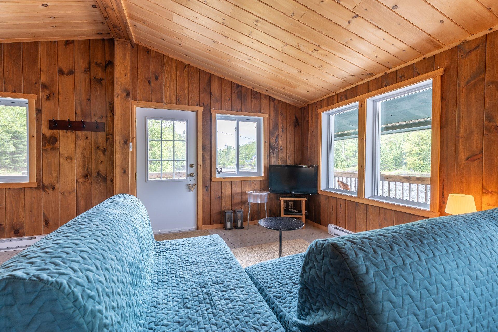 









700


Ch. du Lac-Comeau

,
Saint-Zénon,




QC
J0K3N0

