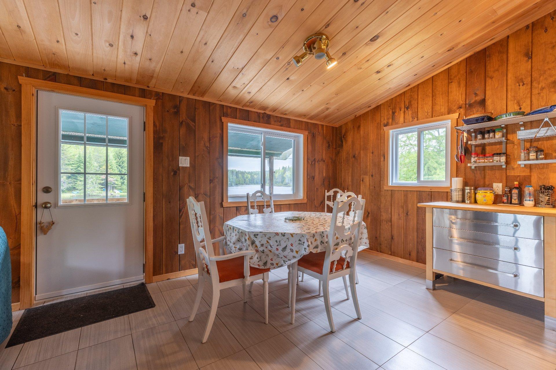 









700


Ch. du Lac-Comeau

,
Saint-Zénon,




QC
J0K3N0

