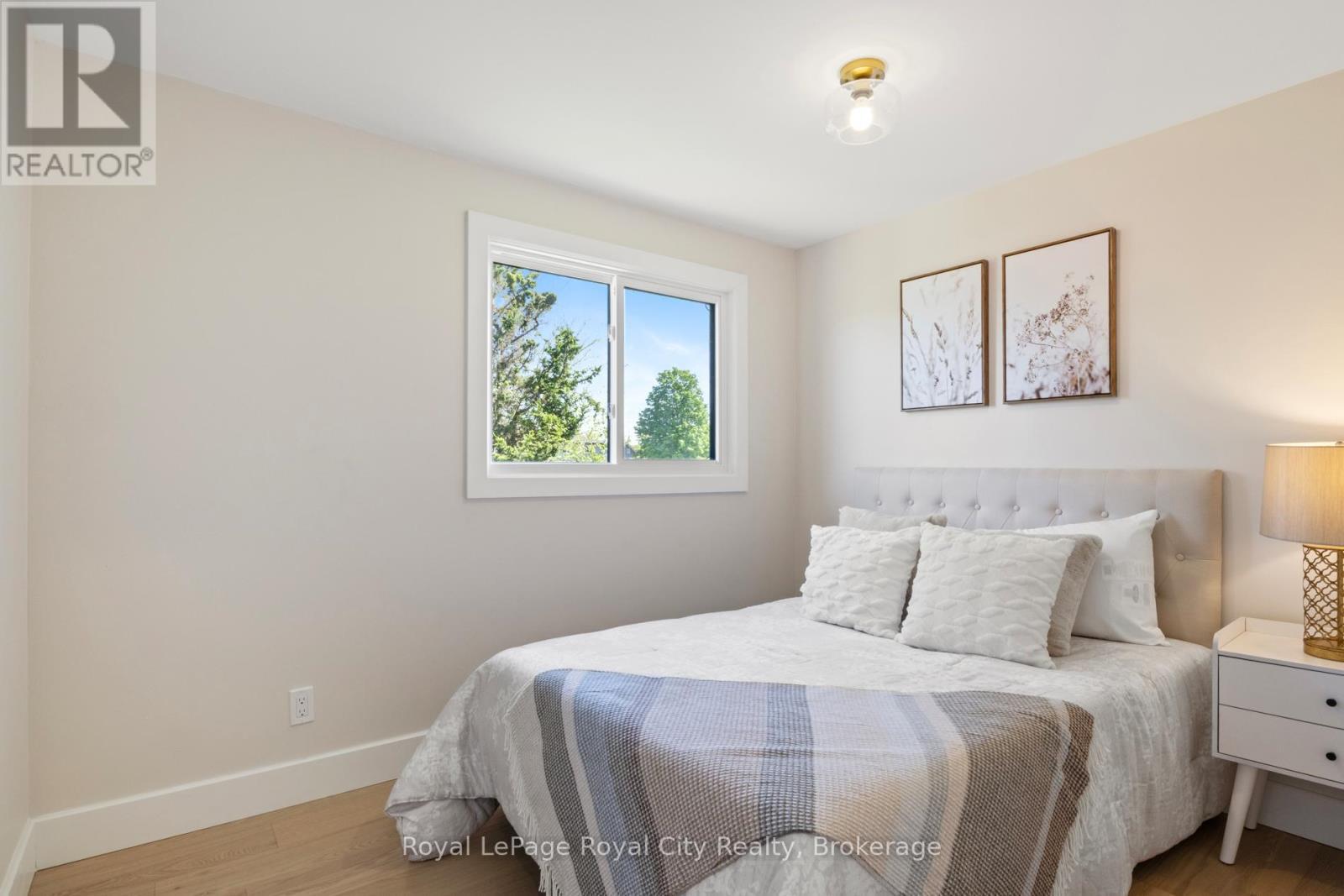 












92 SCENIC WOOD CRESCENT

,
Kitchener,




Ontario
N2A3N6

