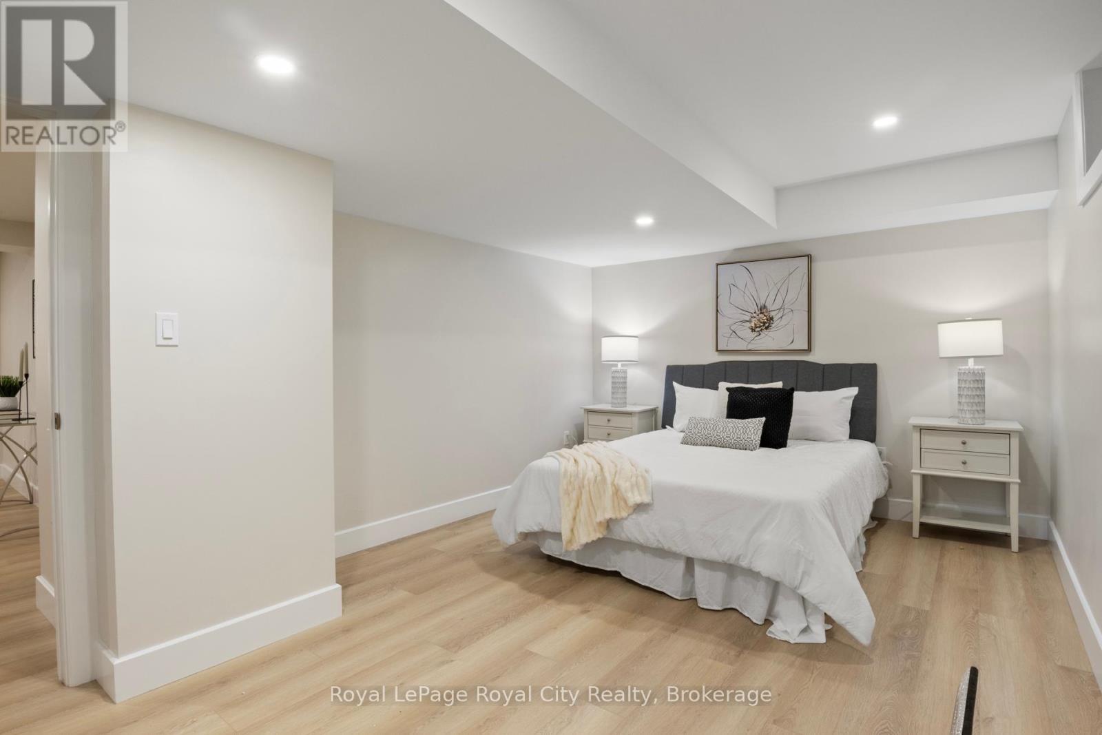 












92 SCENIC WOOD CRESCENT

,
Kitchener,




Ontario
N2A3N6

