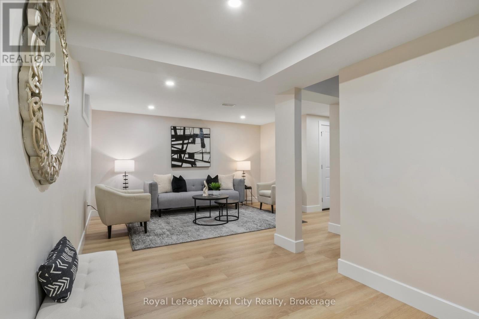 












92 SCENIC WOOD CRESCENT

,
Kitchener,




Ontario
N2A3N6

