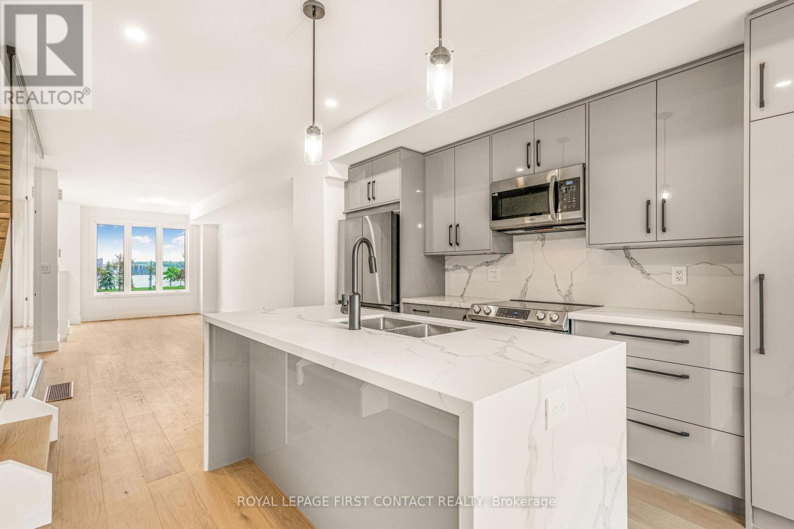 












22 ALDERWOOD LANE

,
Barrie,




Ontario
L4N3J2

