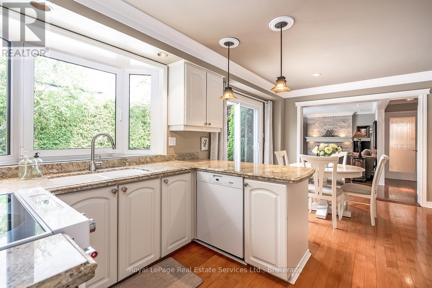 












435 LINDEN LANE

,
Oakville (FA Falgarwood),




Ontario
L6H3K2

