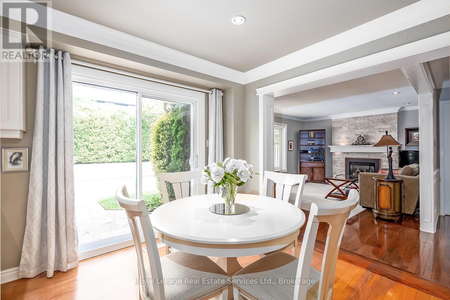 












435 LINDEN LANE

,
Oakville (FA Falgarwood),




Ontario
L6H3K2

