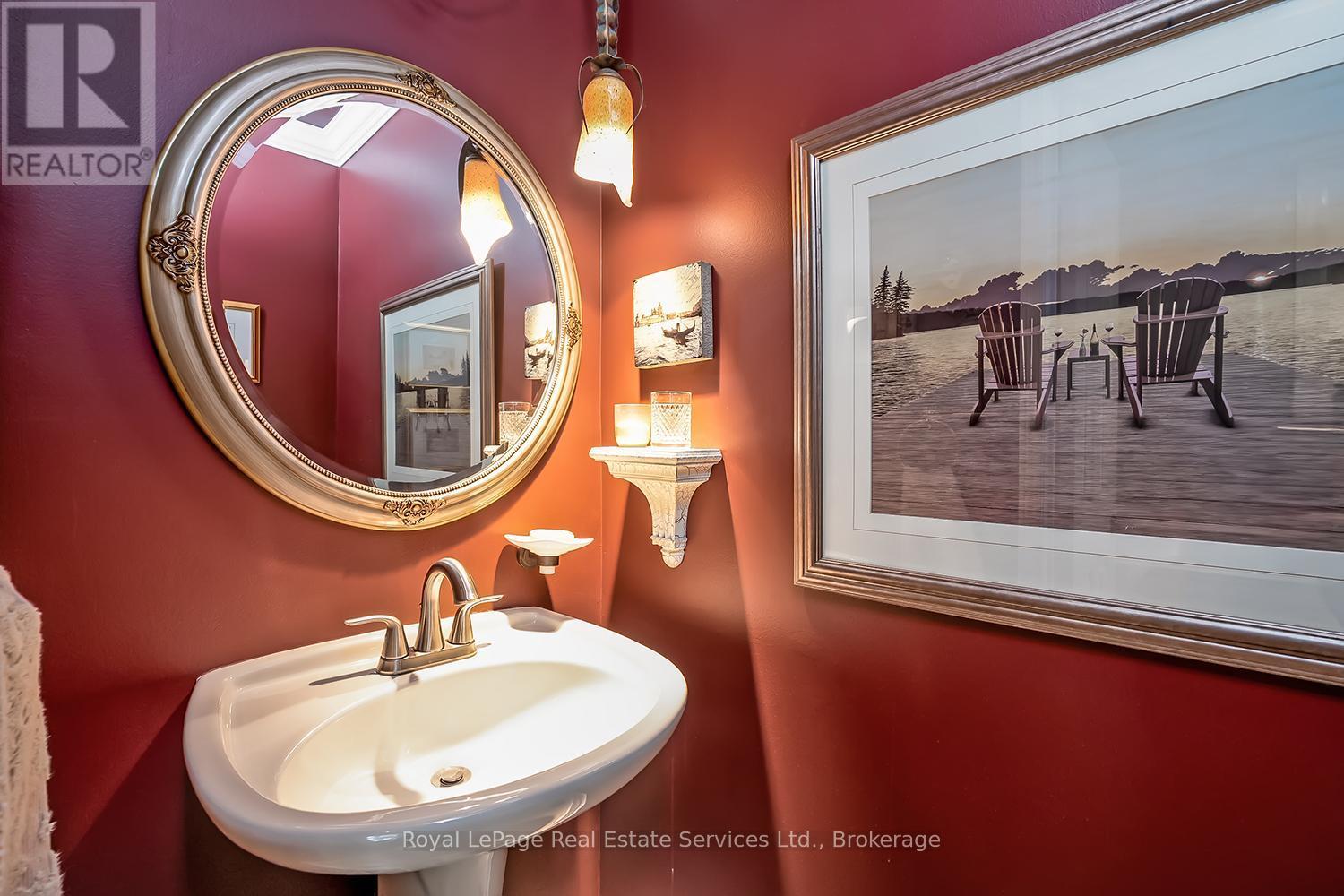 












435 LINDEN LANE

,
Oakville (FA Falgarwood),




Ontario
L6H3K2

