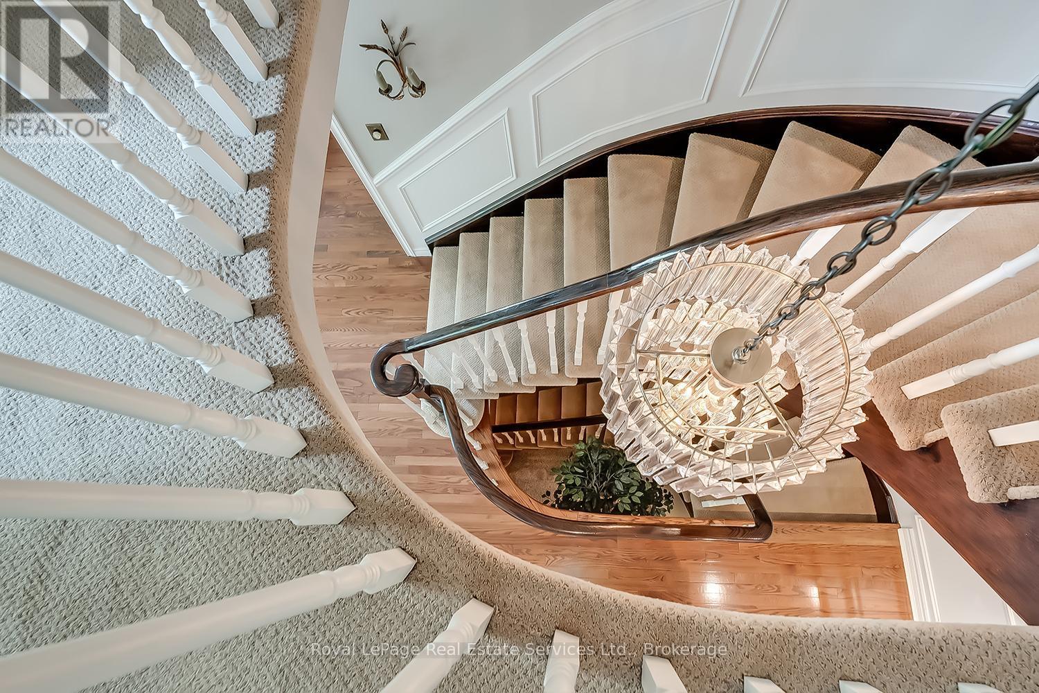 












435 LINDEN LANE

,
Oakville (FA Falgarwood),




Ontario
L6H3K2

