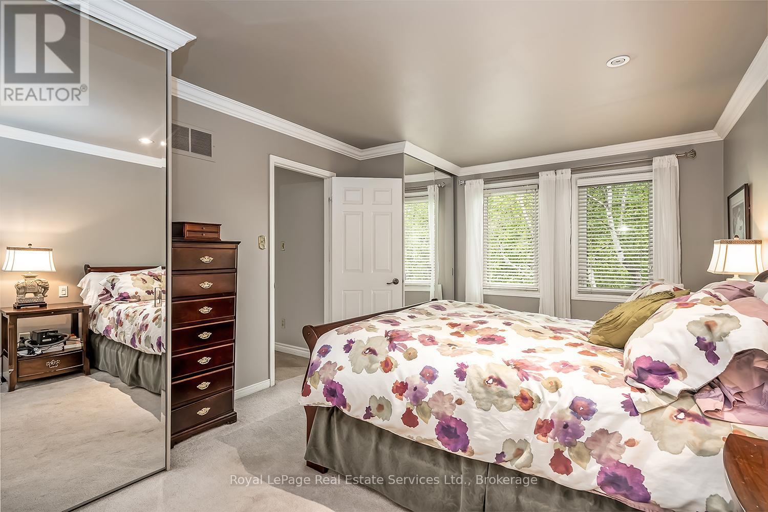 












435 LINDEN LANE

,
Oakville (FA Falgarwood),




Ontario
L6H3K2

