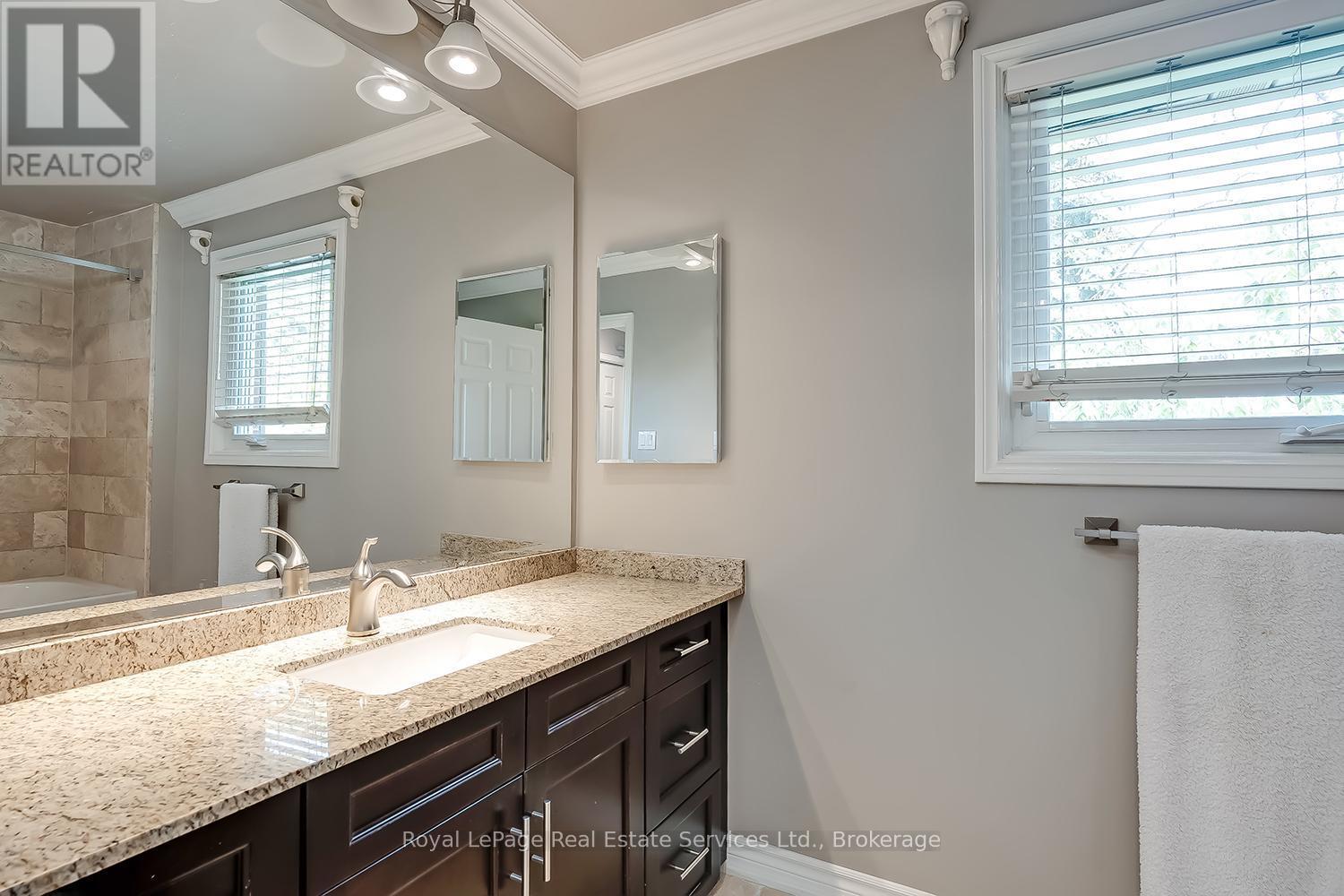 












435 LINDEN LANE

,
Oakville (FA Falgarwood),




Ontario
L6H3K2


