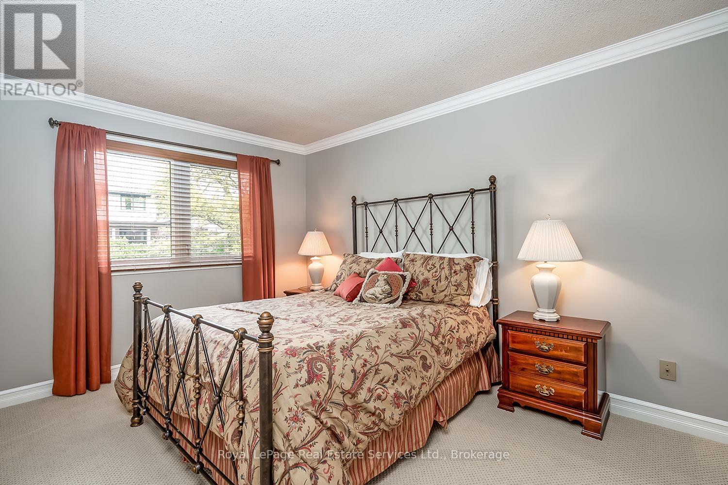 












435 LINDEN LANE

,
Oakville (FA Falgarwood),




Ontario
L6H3K2


