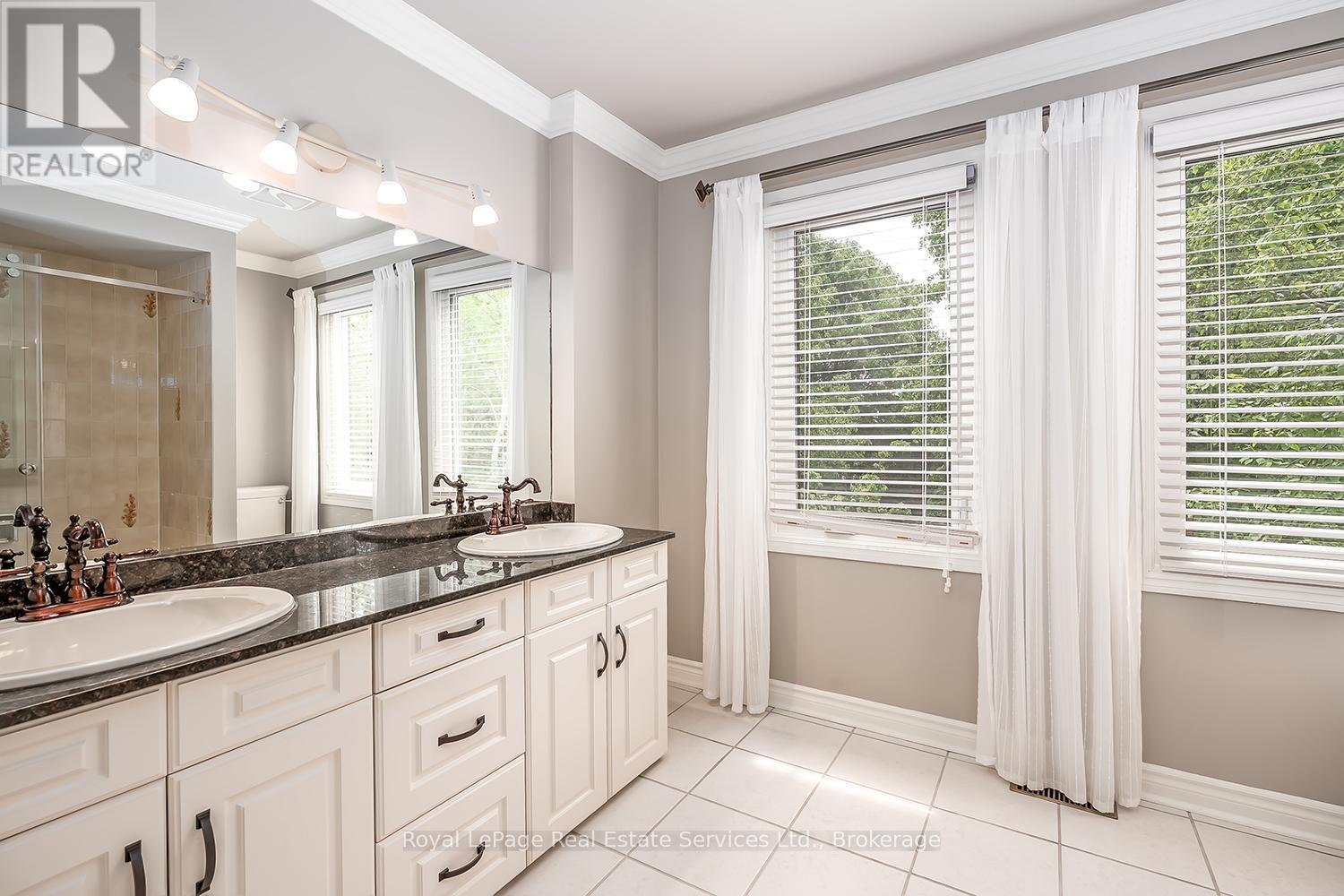 












435 LINDEN LANE

,
Oakville (FA Falgarwood),




Ontario
L6H3K2


