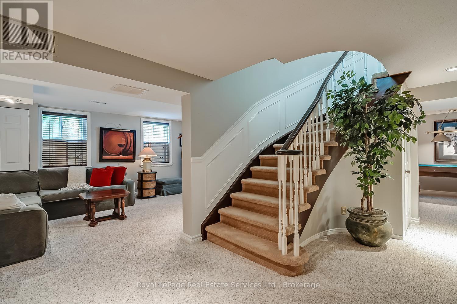 












435 LINDEN LANE

,
Oakville (FA Falgarwood),




Ontario
L6H3K2

