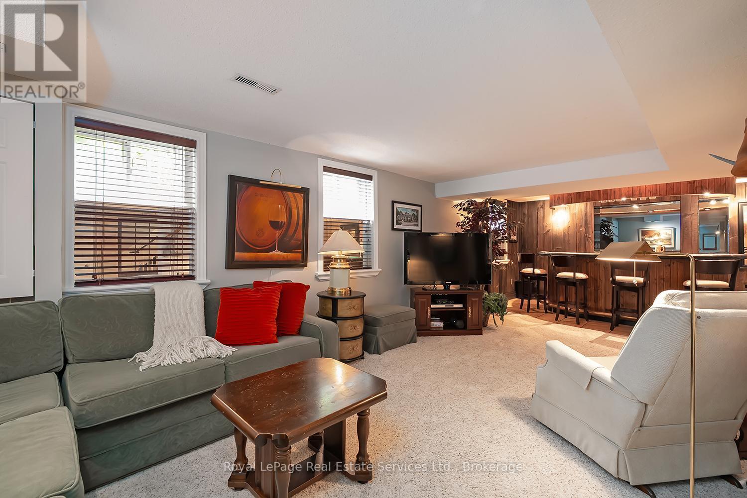 












435 LINDEN LANE

,
Oakville (FA Falgarwood),




Ontario
L6H3K2

