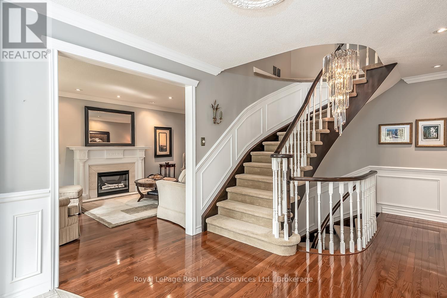 












435 LINDEN LANE

,
Oakville (FA Falgarwood),




Ontario
L6H3K2


