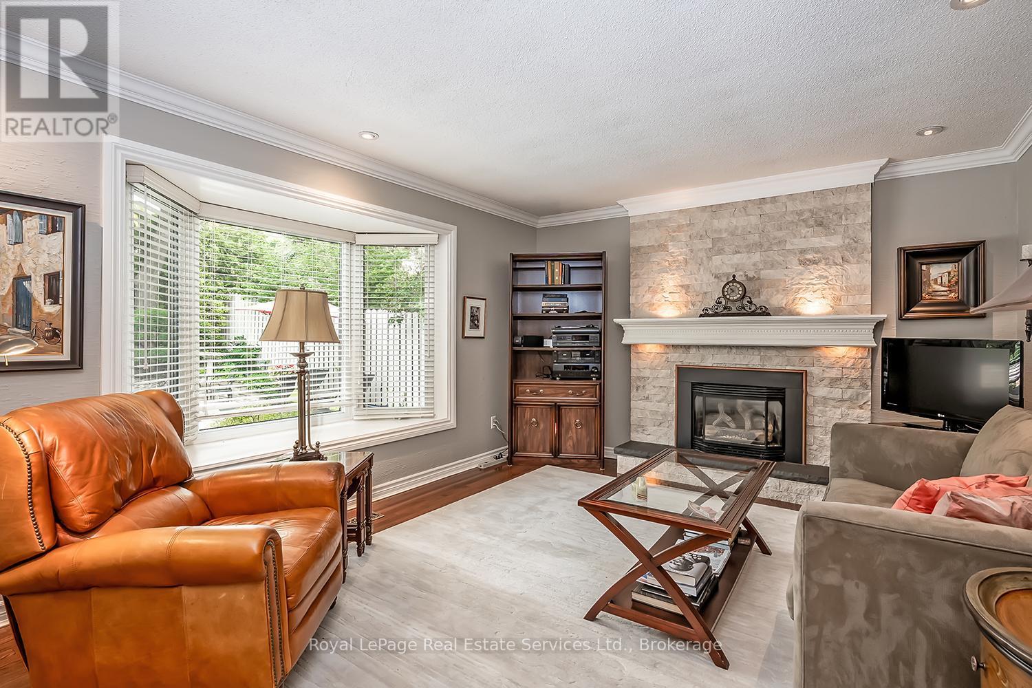 












435 LINDEN LANE

,
Oakville (FA Falgarwood),




Ontario
L6H3K2

