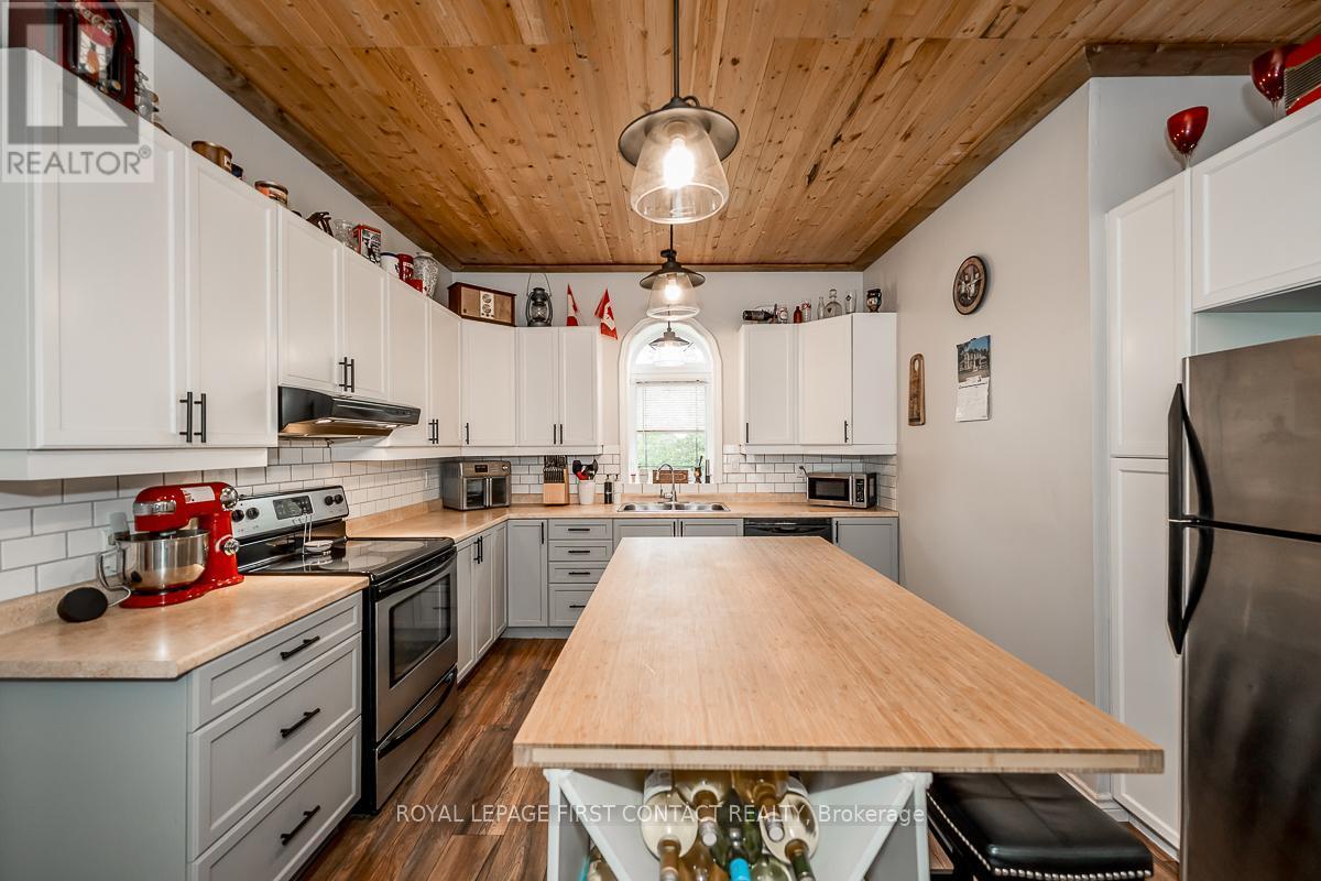 












7424 COUNTY RD 91 ROAD

,
Clearview,




Ontario
L0M1S0


