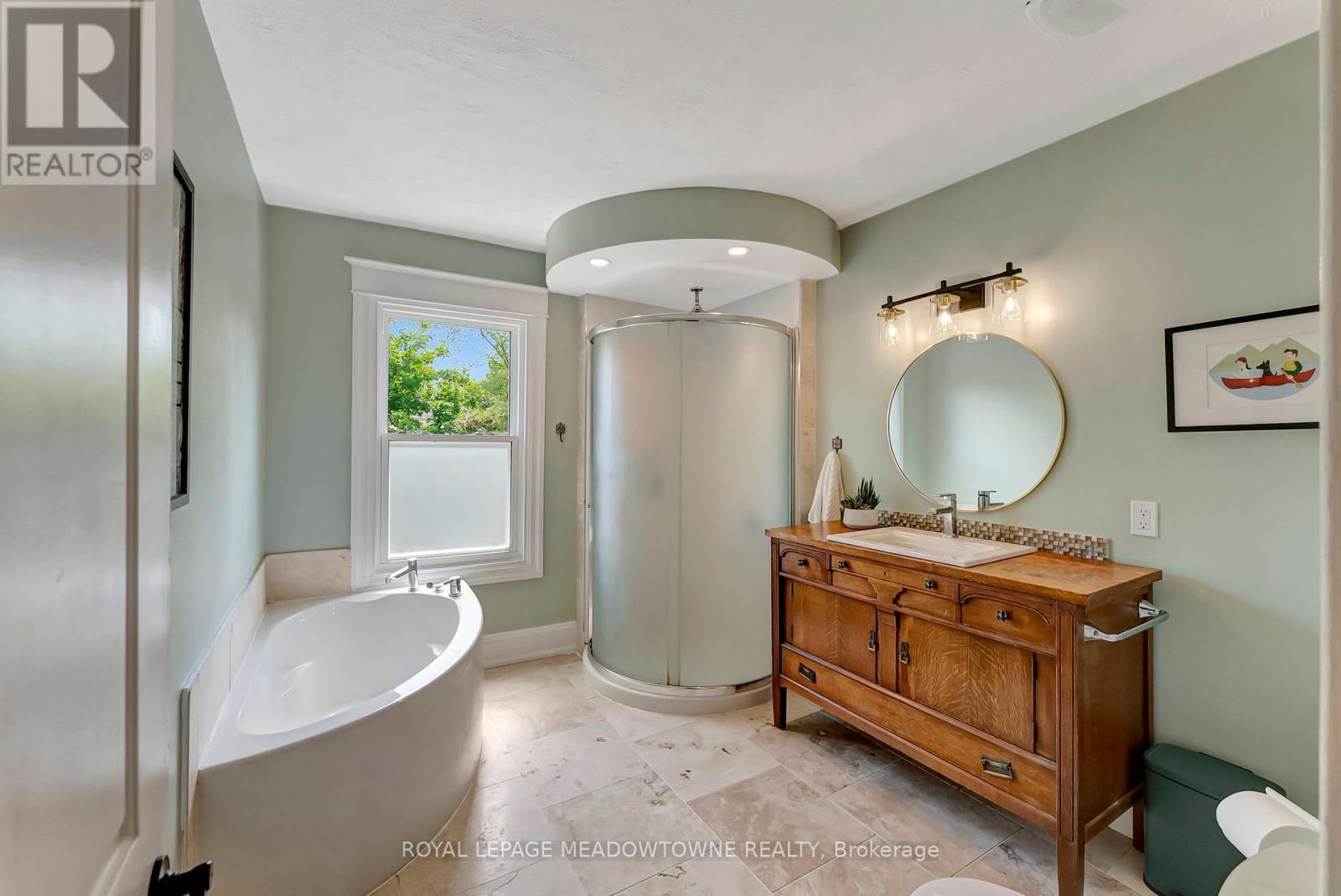 












201 ROTHSAY AVENUE

,
Hamilton,




Ontario
L8M3G6

