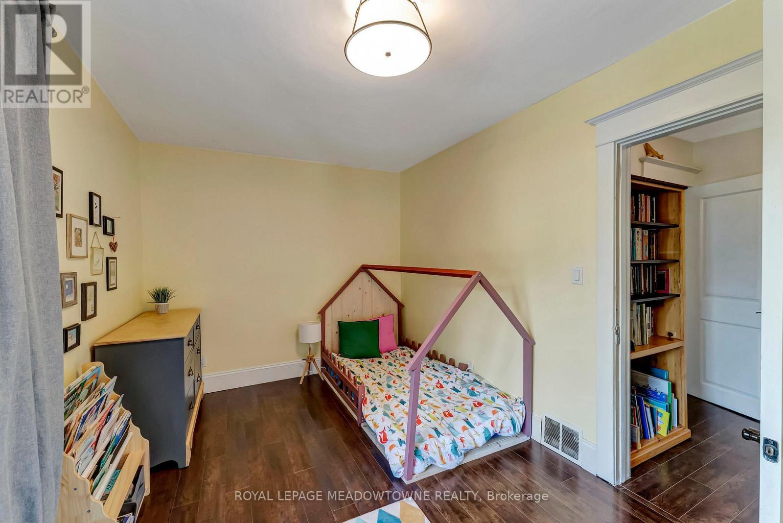 












201 ROTHSAY AVENUE

,
Hamilton,




Ontario
L8M3G6

