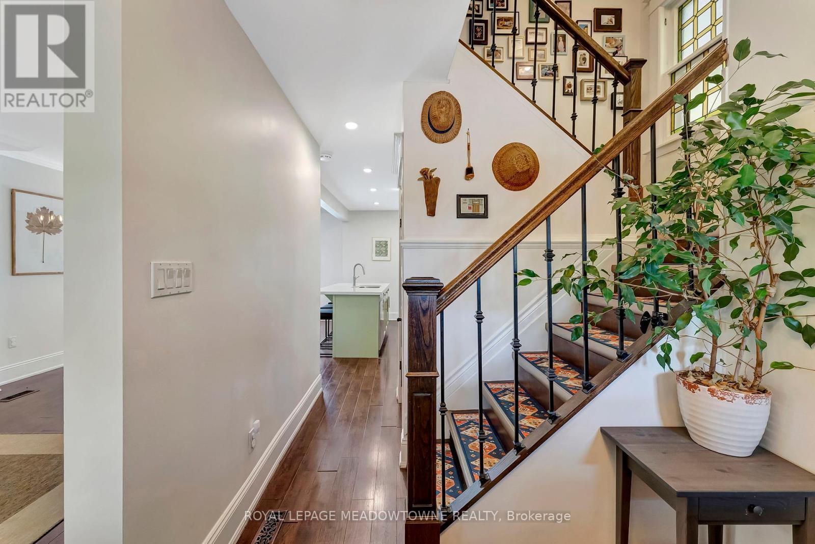 












201 ROTHSAY AVENUE

,
Hamilton,




Ontario
L8M3G6

