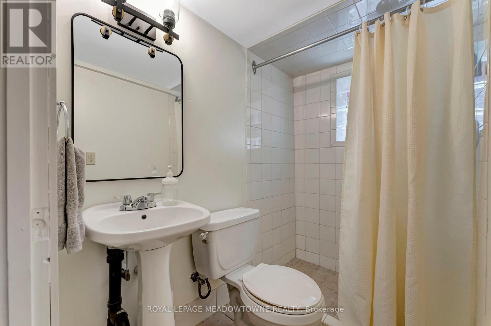 












201 ROTHSAY AVENUE

,
Hamilton,




Ontario
L8M3G6

