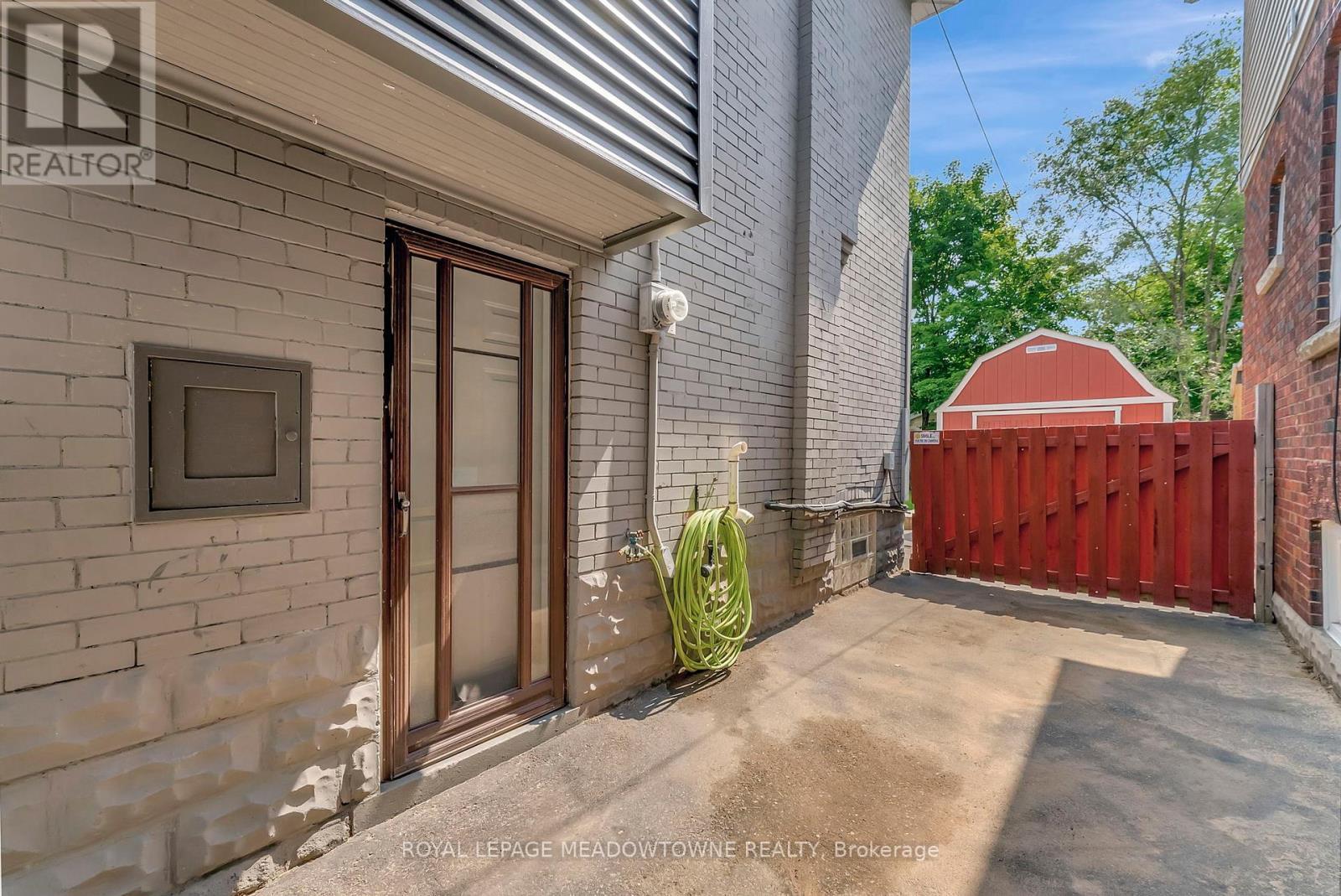 












201 ROTHSAY AVENUE

,
Hamilton,




Ontario
L8M3G6

