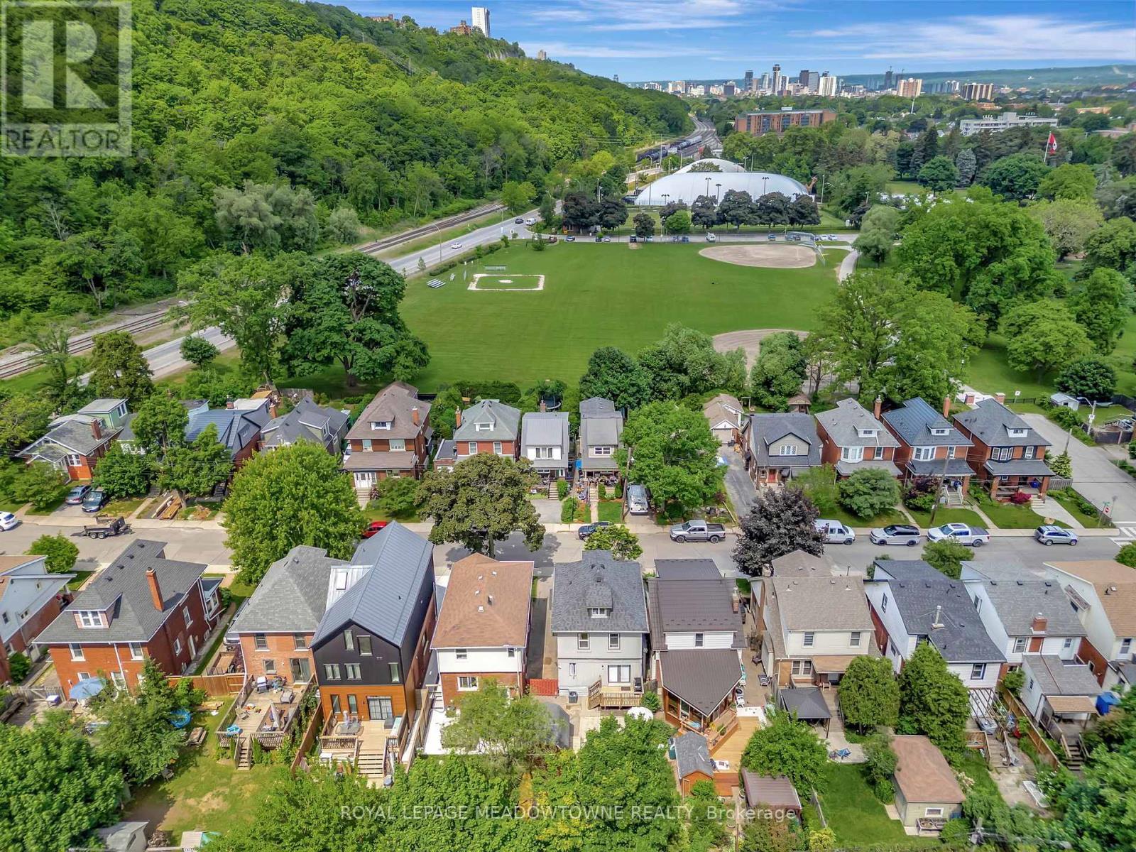 












201 ROTHSAY AVENUE

,
Hamilton,




Ontario
L8M3G6

