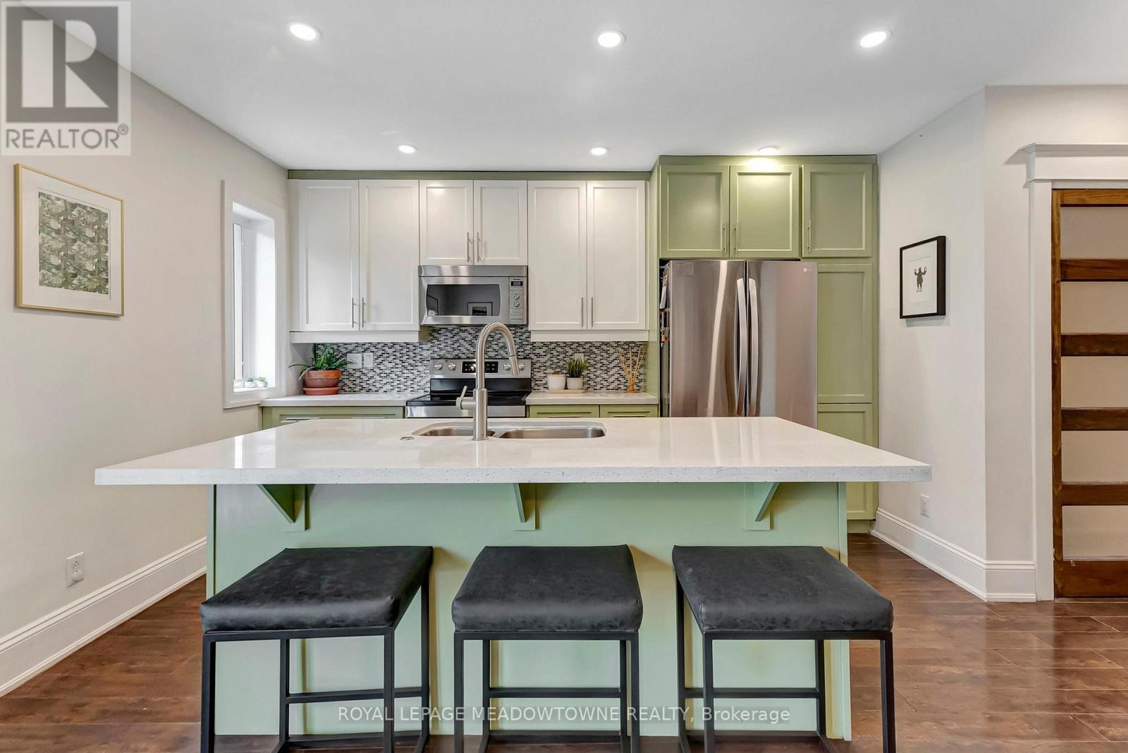 












201 ROTHSAY AVENUE

,
Hamilton,




Ontario
L8M3G6

