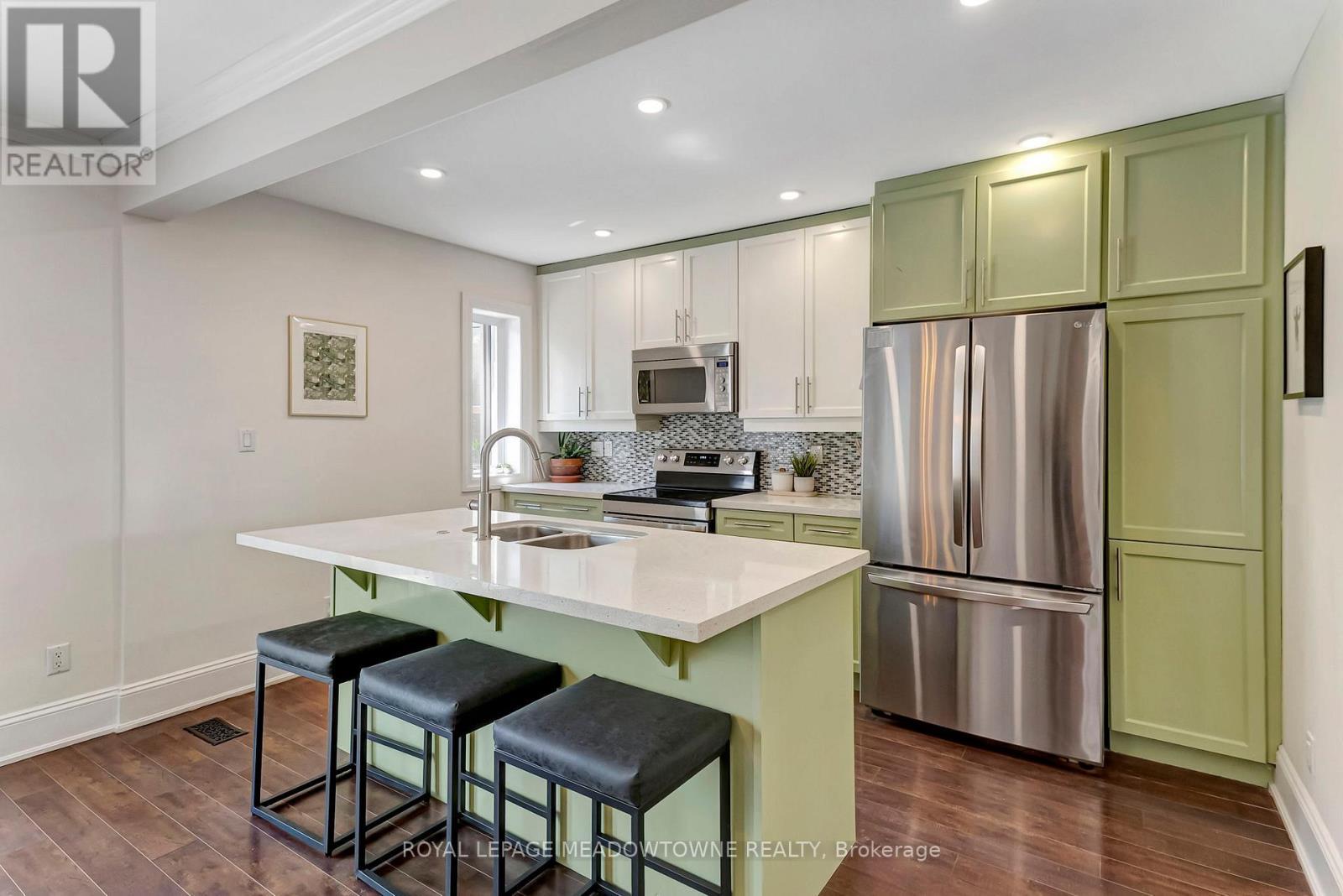 












201 ROTHSAY AVENUE

,
Hamilton,




Ontario
L8M3G6

