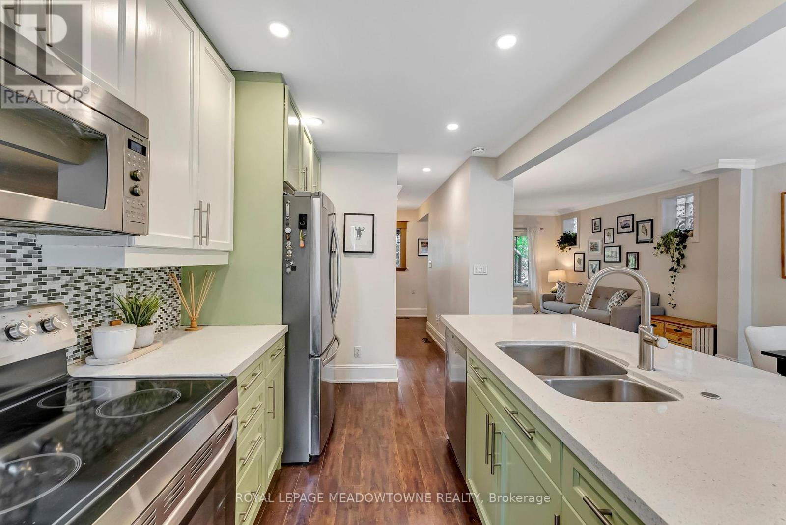 












201 ROTHSAY AVENUE

,
Hamilton,




Ontario
L8M3G6

