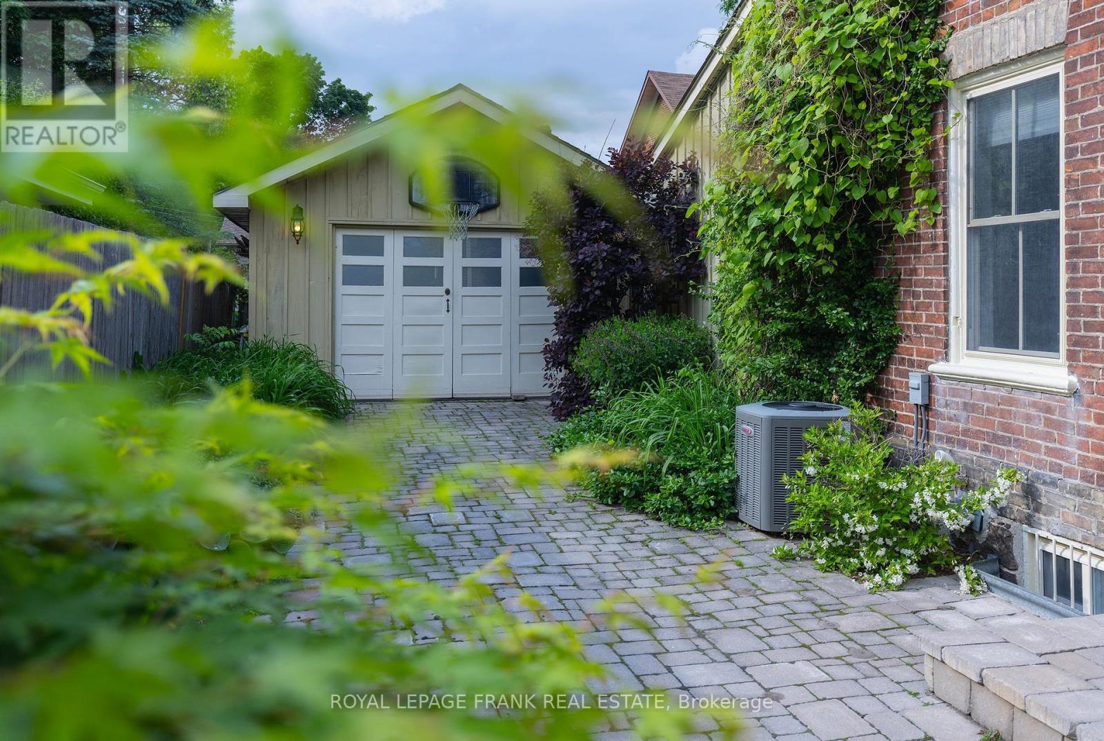 












454 WELLER STREET

,
Peterborough Central (Old West End),




Ontario
K9H2N6

