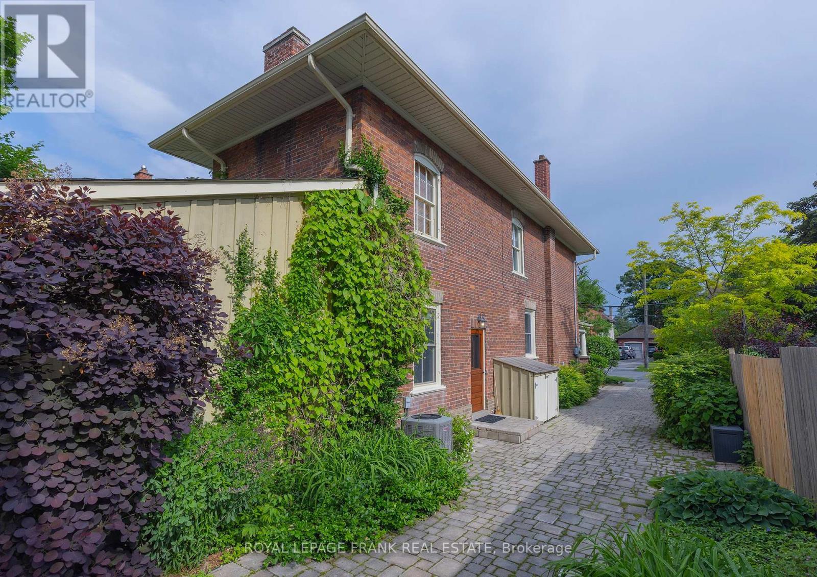 












454 WELLER STREET

,
Peterborough Central (Old West End),




Ontario
K9H2N6

