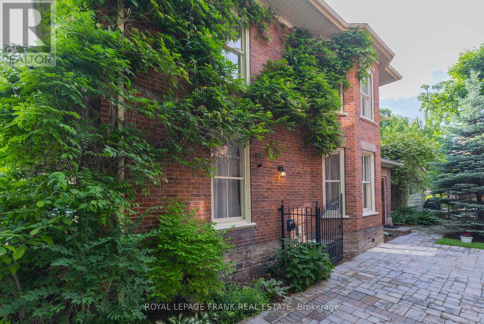 












454 WELLER STREET

,
Peterborough Central (Old West End),




Ontario
K9H2N6


