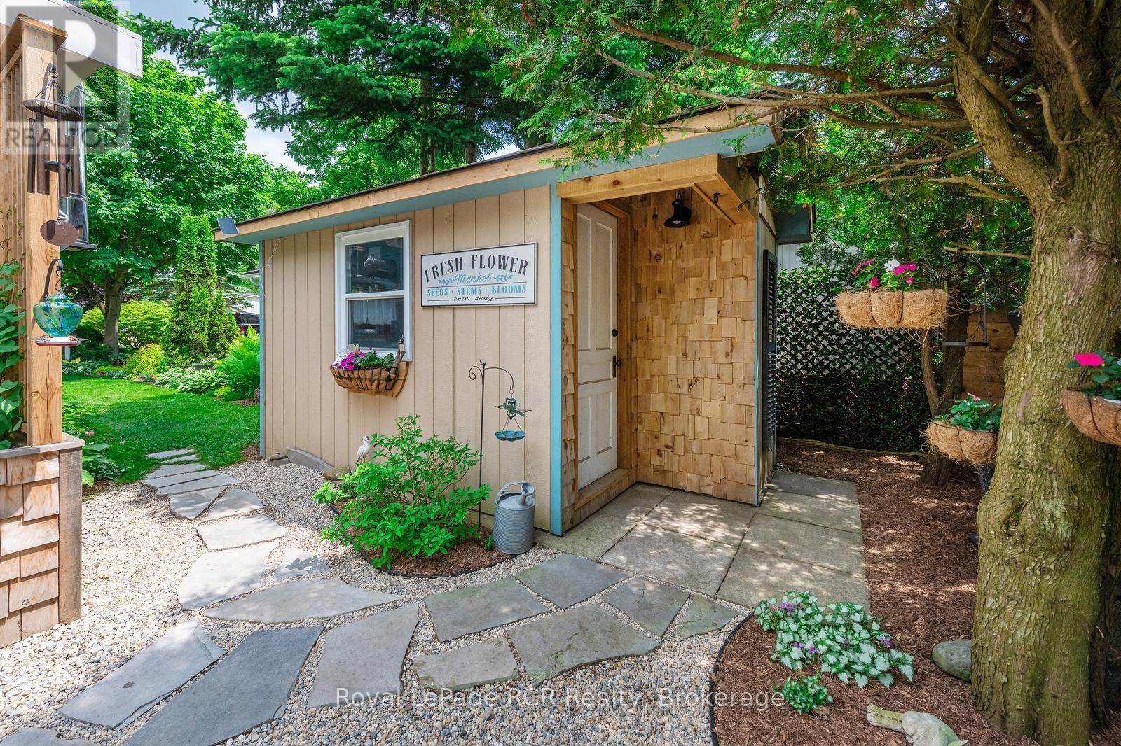 












432 PINE PASS

,
Centre Wellington (Fergus),




Ontario
N1M2W5

