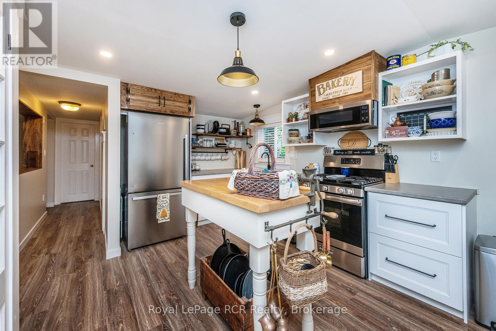 












432 PINE PASS

,
Centre Wellington (Fergus),




Ontario
N1M2W5


