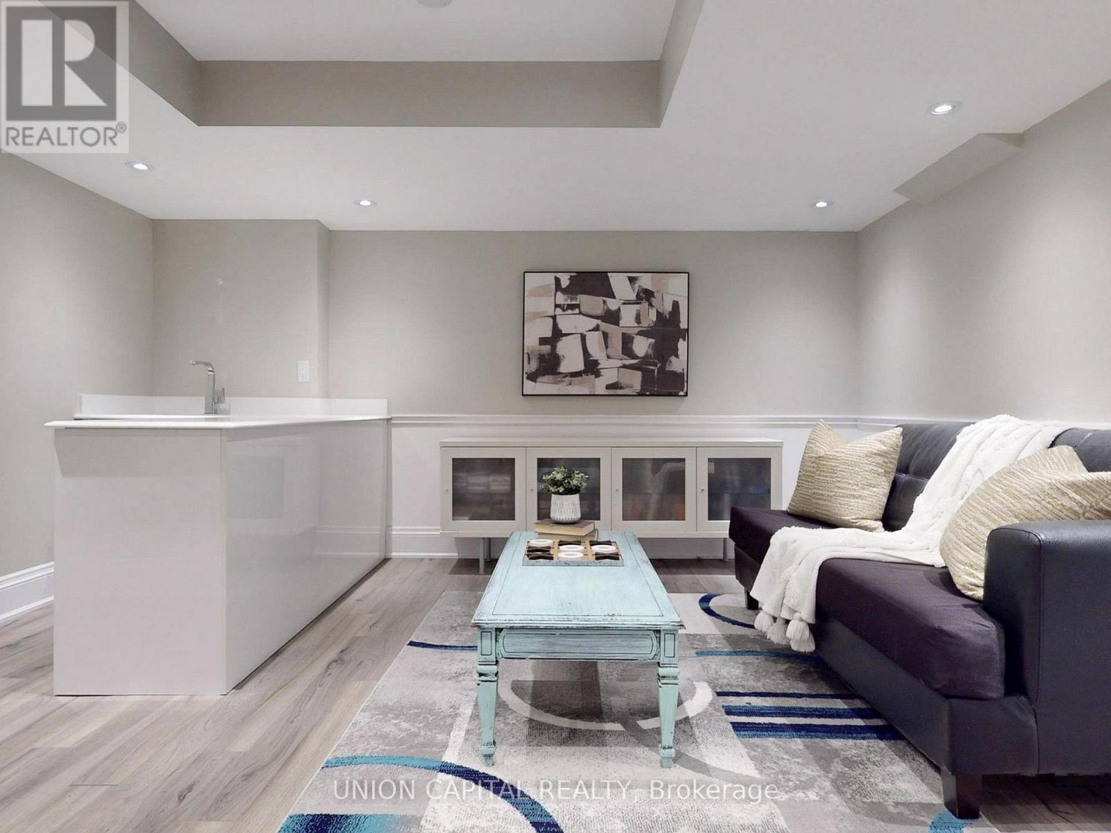 












83 MOONEY STREET

,
Bradford West Gwillimbury,




Ontario
L3Z0K7

