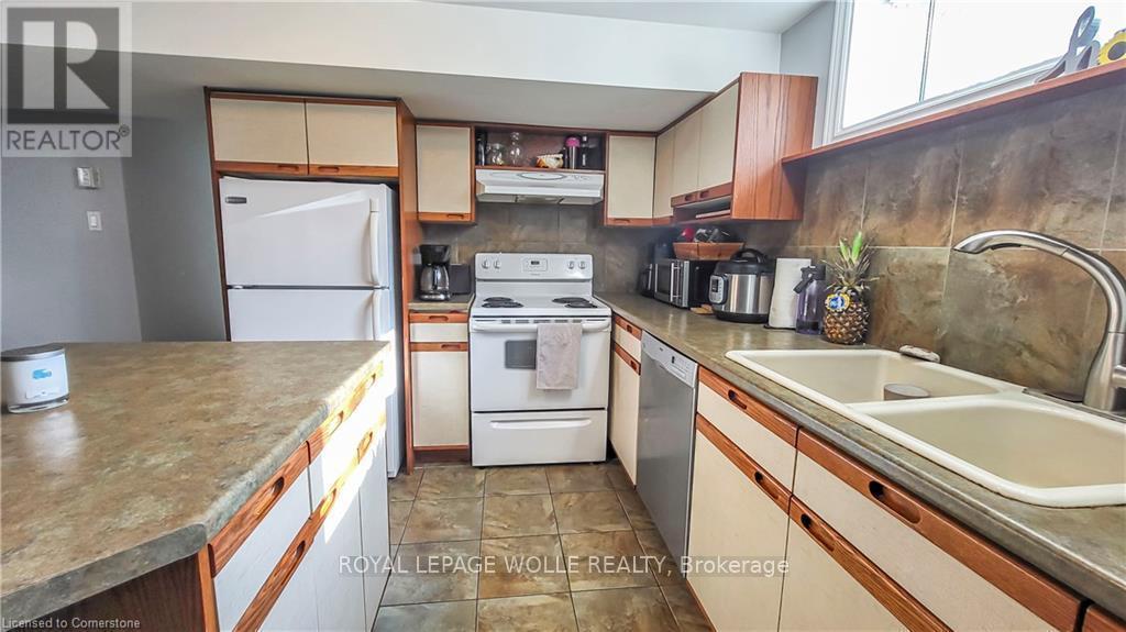 












B - 326 VICTORIA STREET S

,
Kitchener,




Ontario
N2M3A3

