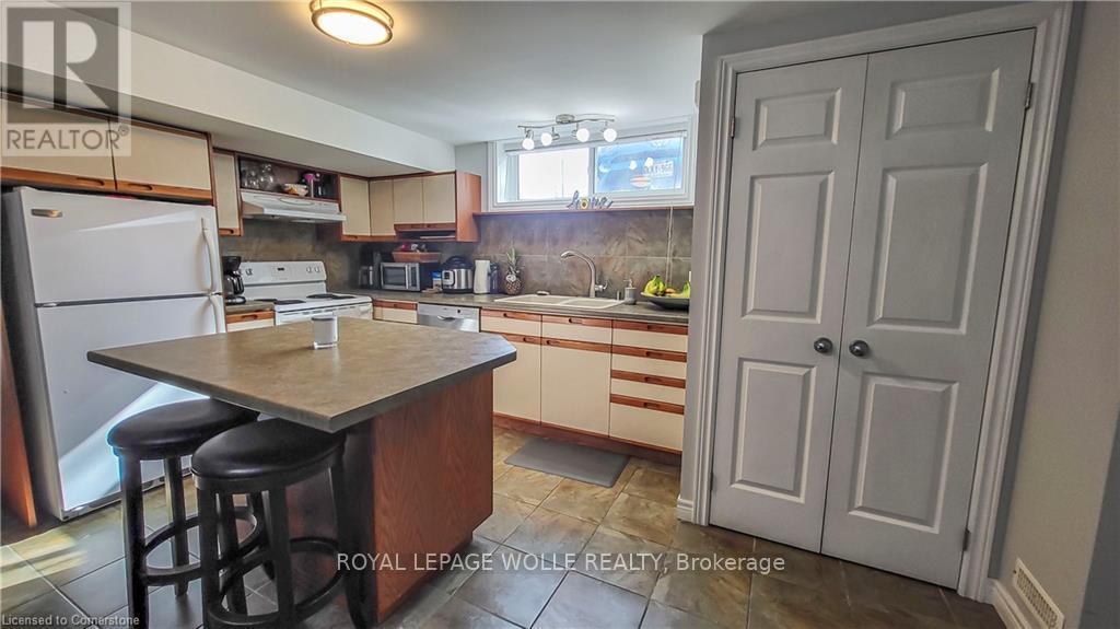 












B - 326 VICTORIA STREET S

,
Kitchener,




Ontario
N2M3A3

