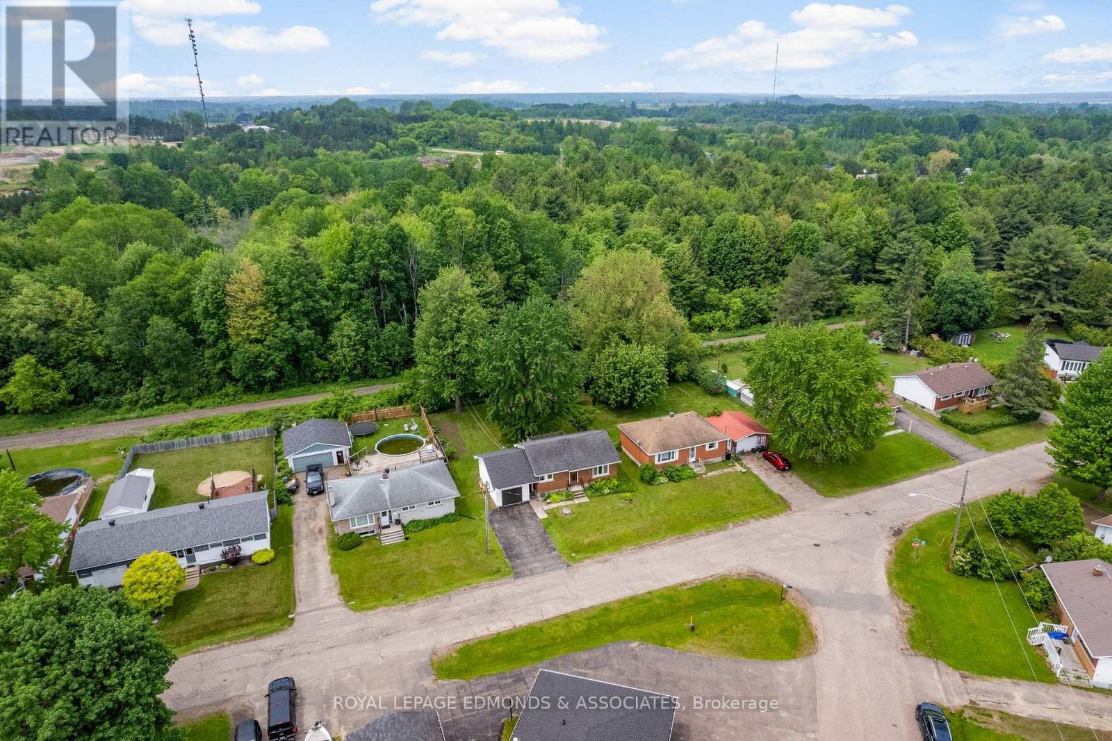 












664 THIRD AVENUE

,
Laurentian Valley,




Ontario
K8A5H3

