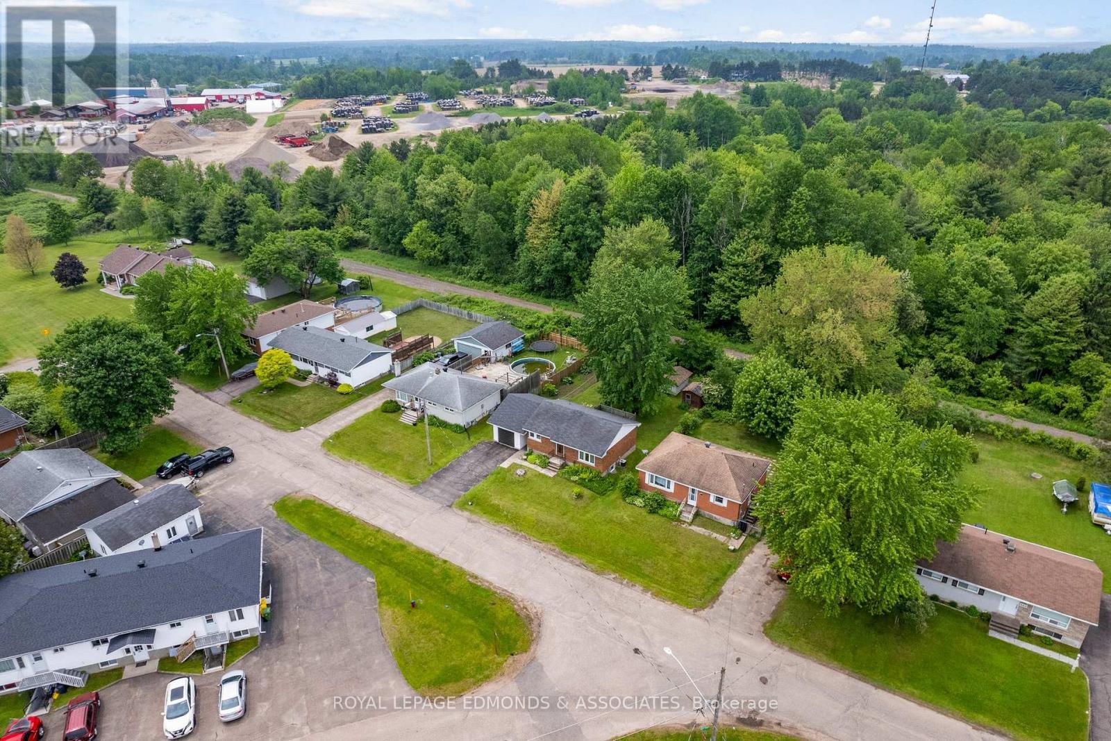 












664 THIRD AVENUE

,
Laurentian Valley,




Ontario
K8A5H3

