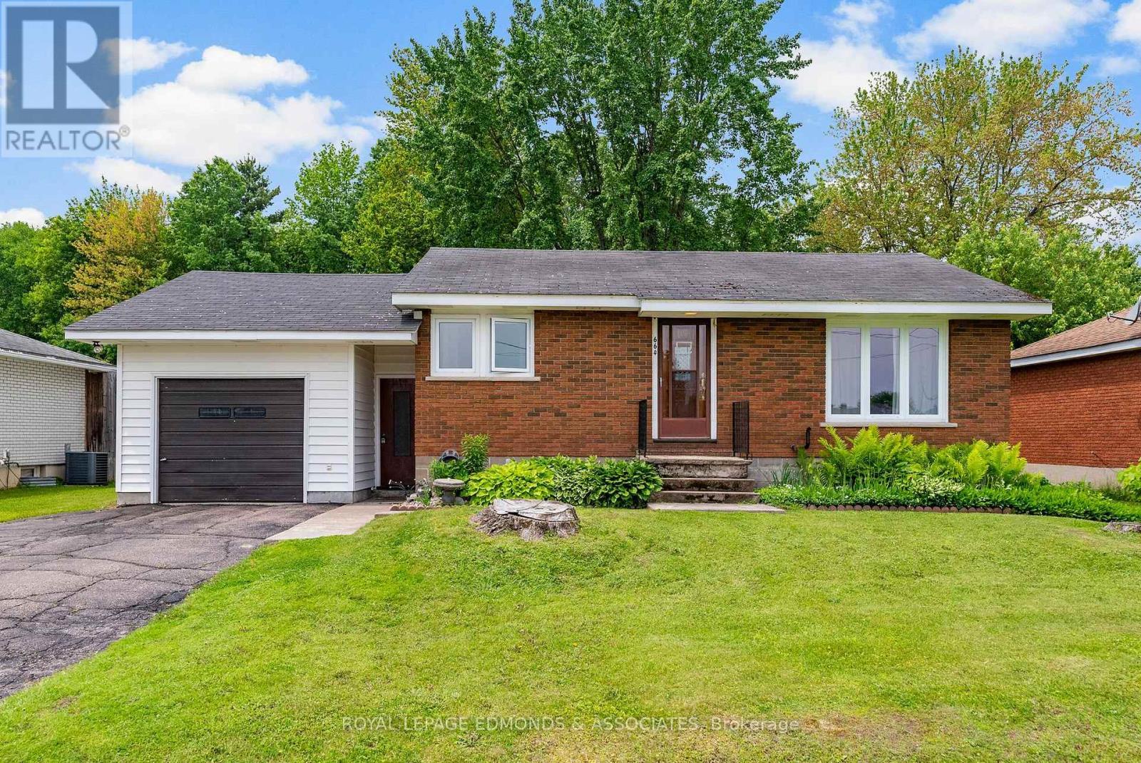 












664 THIRD AVENUE

,
Laurentian Valley,




Ontario
K8A5H3

