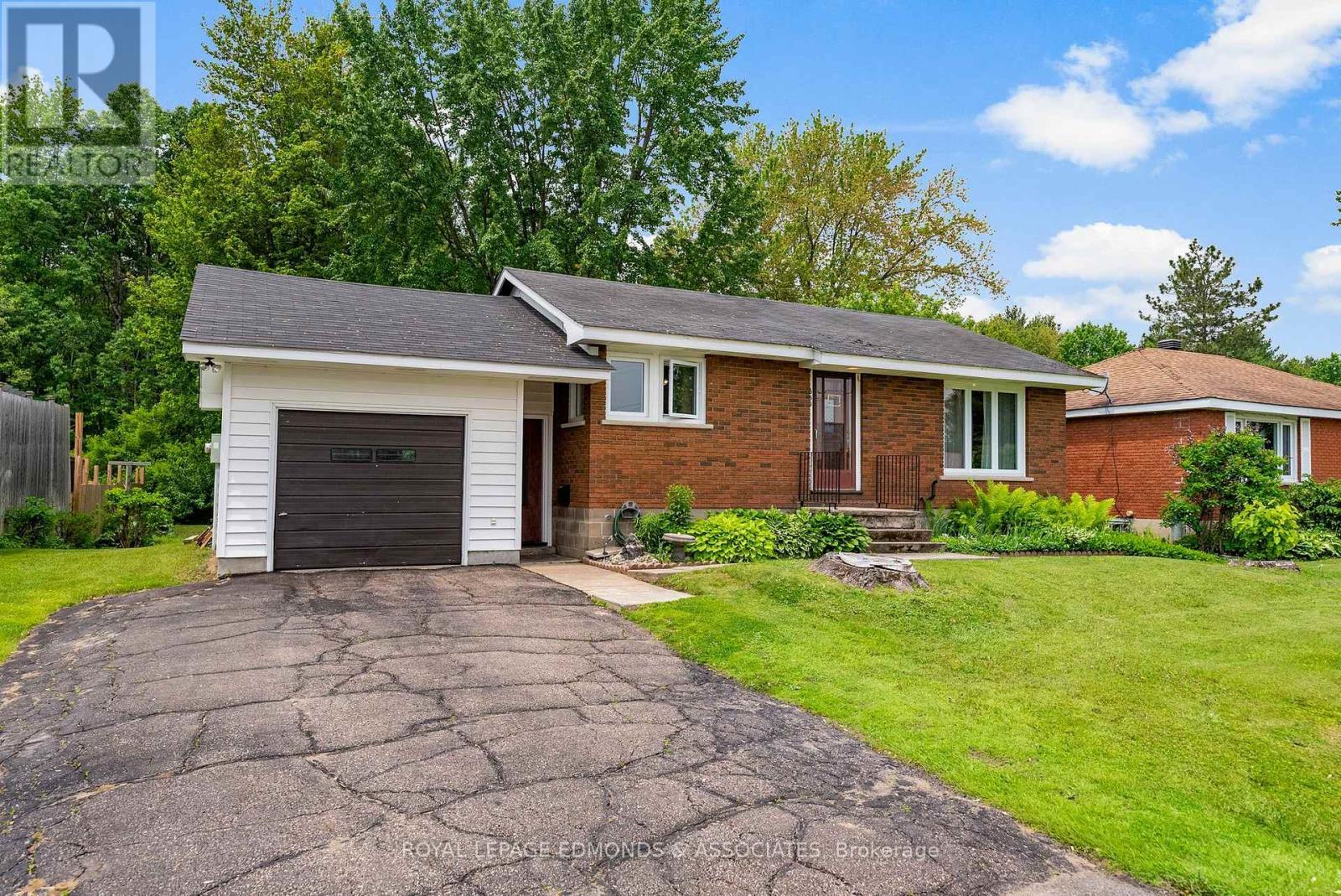 












664 THIRD AVENUE

,
Laurentian Valley,




Ontario
K8A5H3

